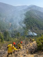 El incendio de Las Hurdes ha quemado ya 3.700 hectáreas de pinar y mantiene 800 personas evacuadas y 1.200 confinadas