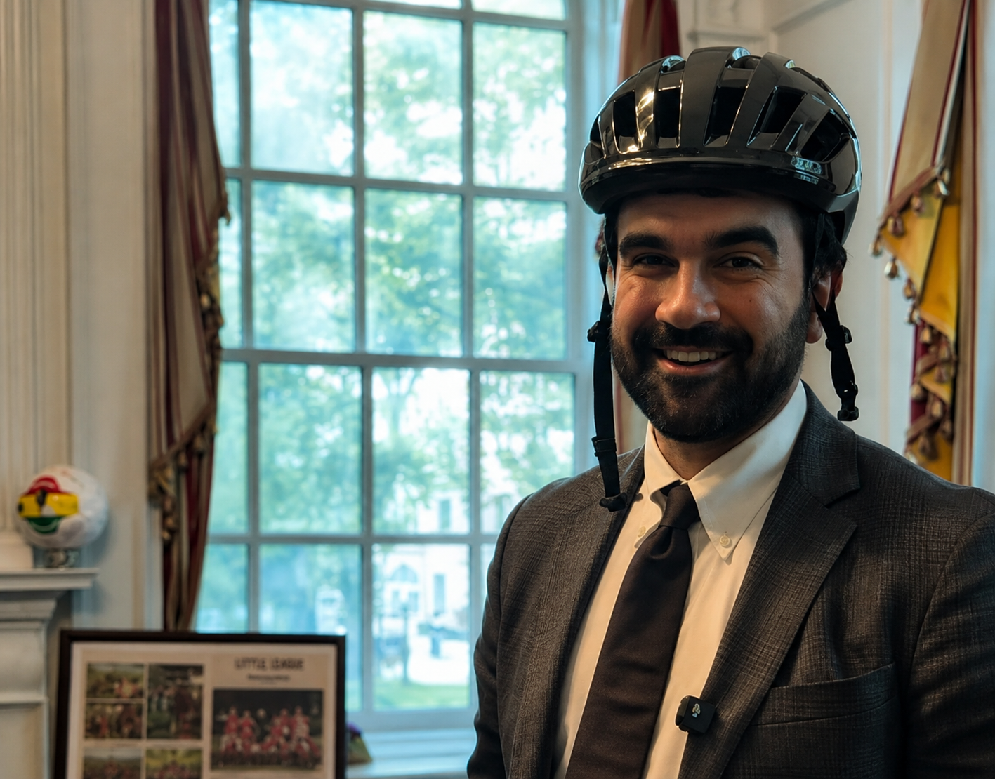 Zohran Mamdani, el alcalde más viral de Nueva York, responde a su última polémica: en bici sin casco por Manhattan