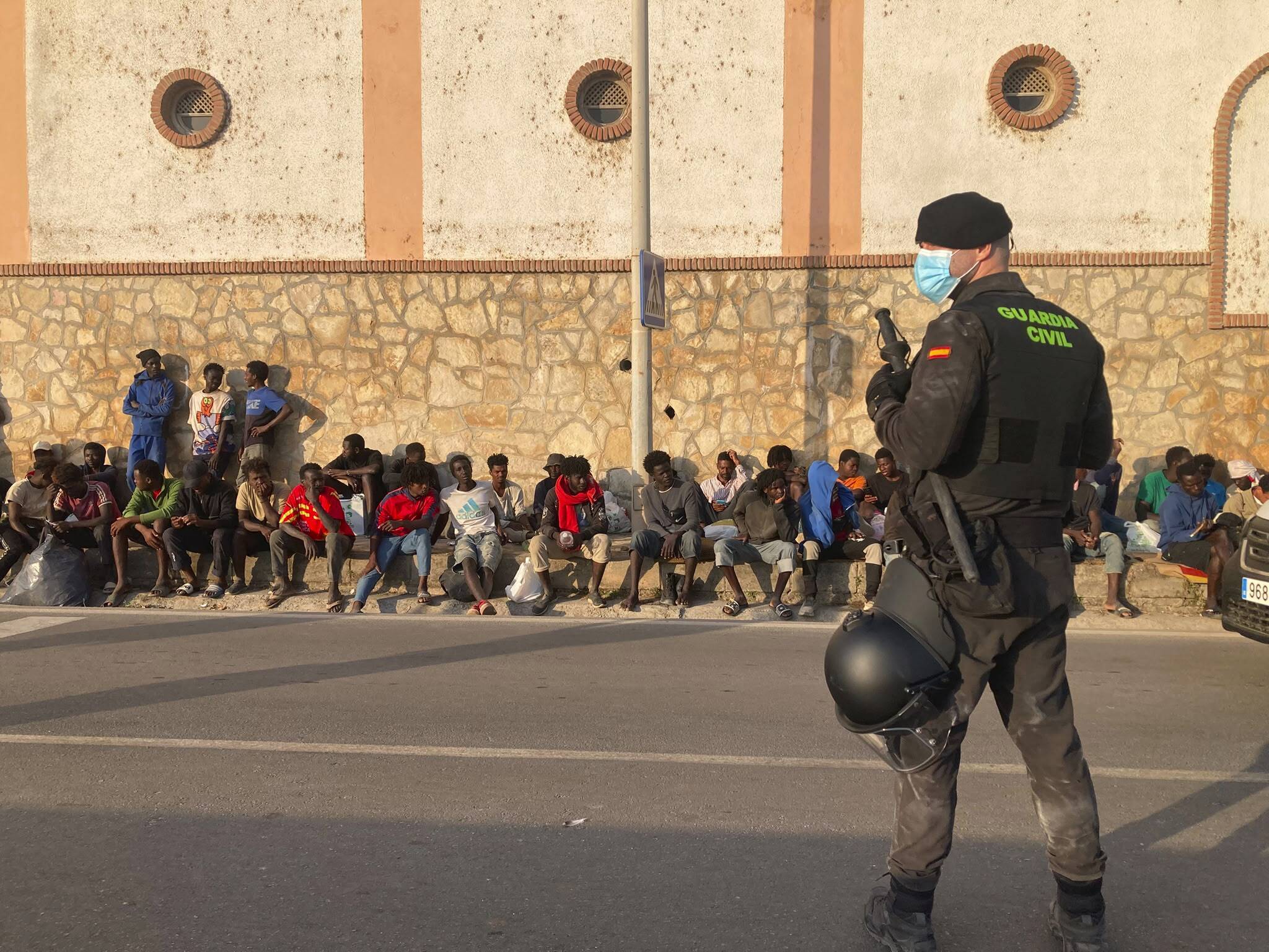 El Gobierno en alerta ante el rédito para Vox de la crisis en Ceuta: Abascal ya se disparó en las encuestas tras anunciarse la regularización de migrantes
