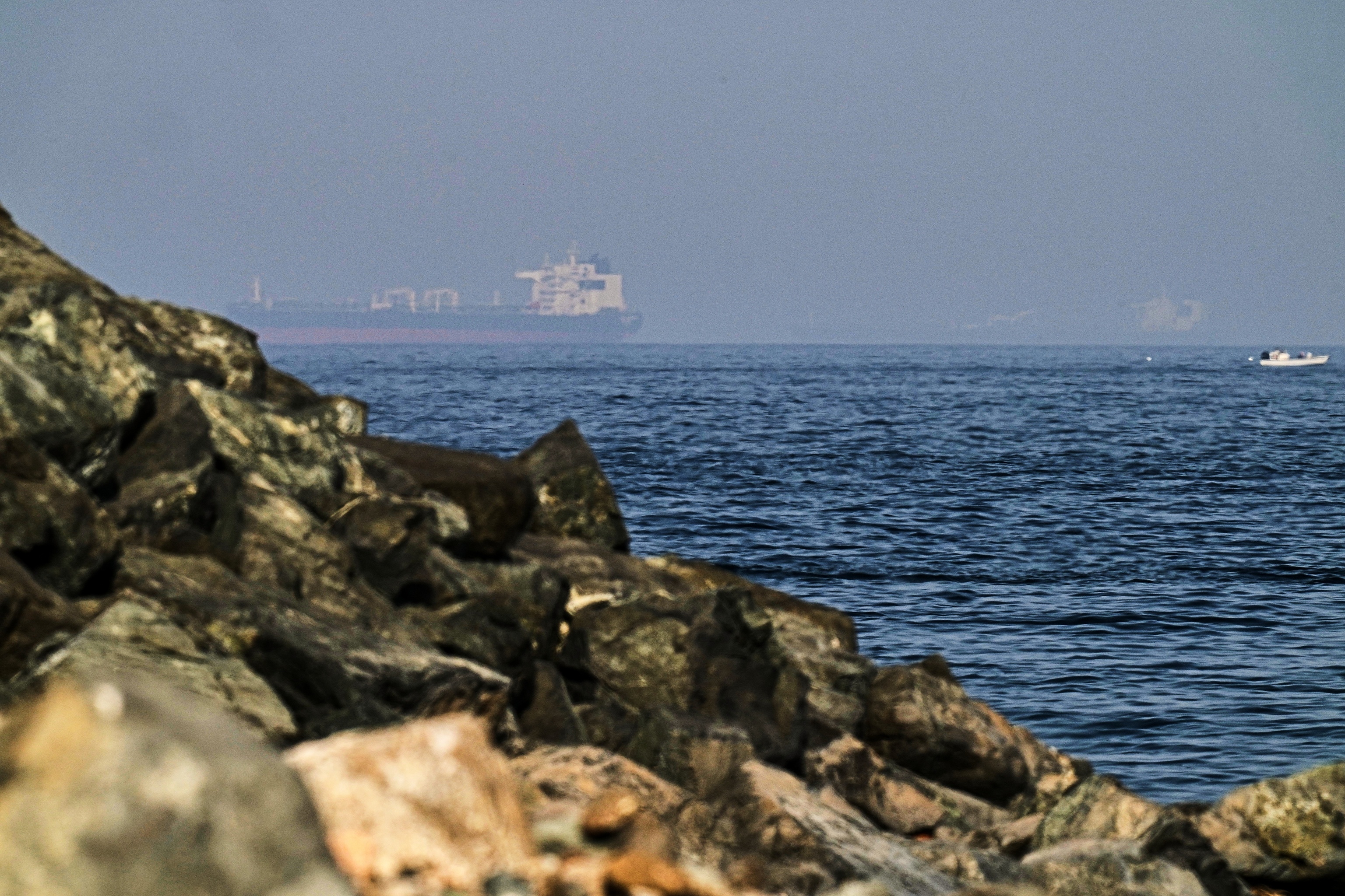 ¿Ha perdido Irán el control del estrecho de Ormuz? Filas de petroleros atraviesan el estrecho escoltados por barcos de  EEUU