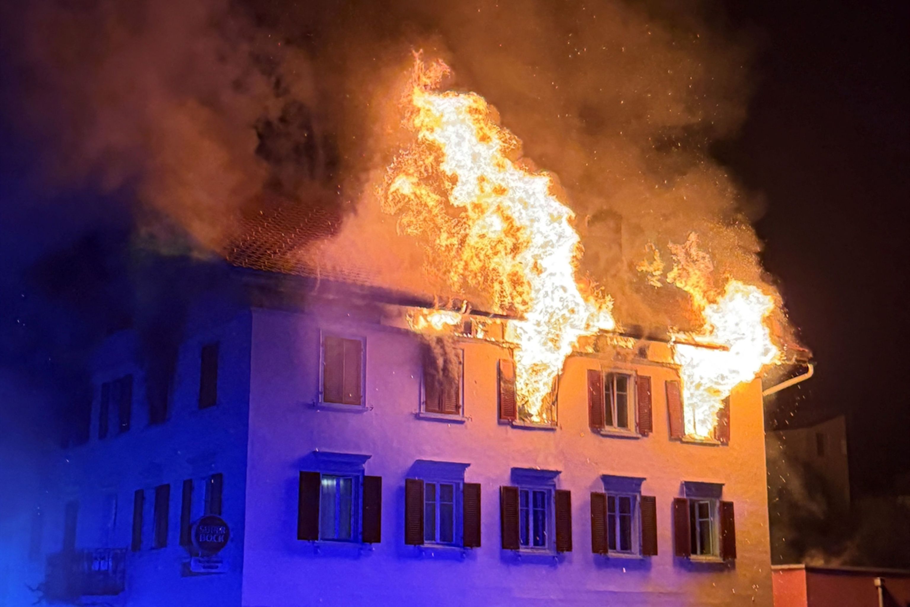 Al menos cinco desaparecidos y 19 heridos tras dos incendios en Suiza