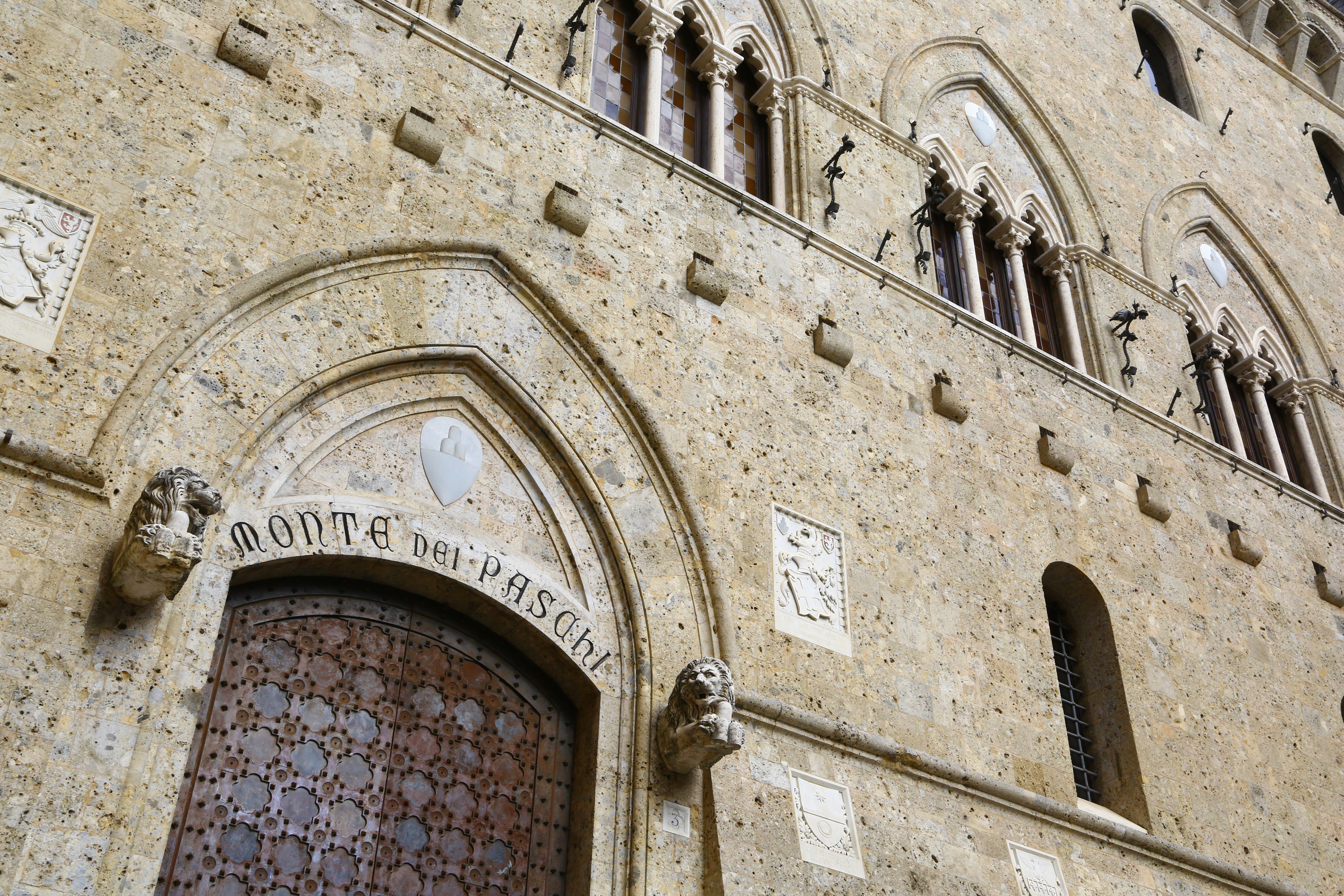 Monte dei Paschi refuerza su escudo ante la OPA de Intesa Sanpaolo con dos ofertas para hacerse con Banco BPM y Banca Generali