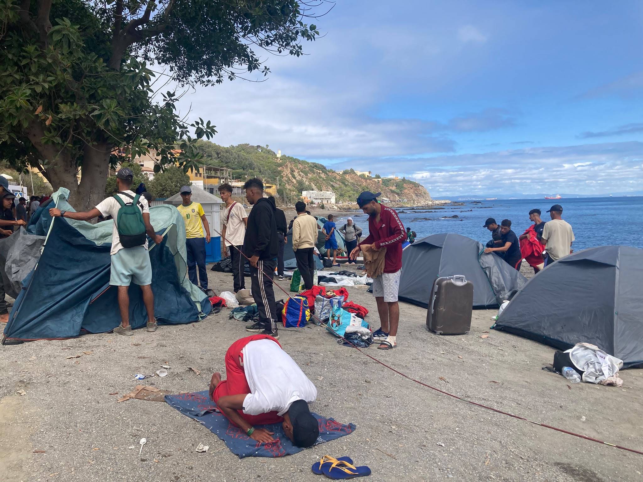 Como el ratón y el gato: la Policía vuelve a desalojar Trampolín y los migrantes vuelven a ocupar la playa