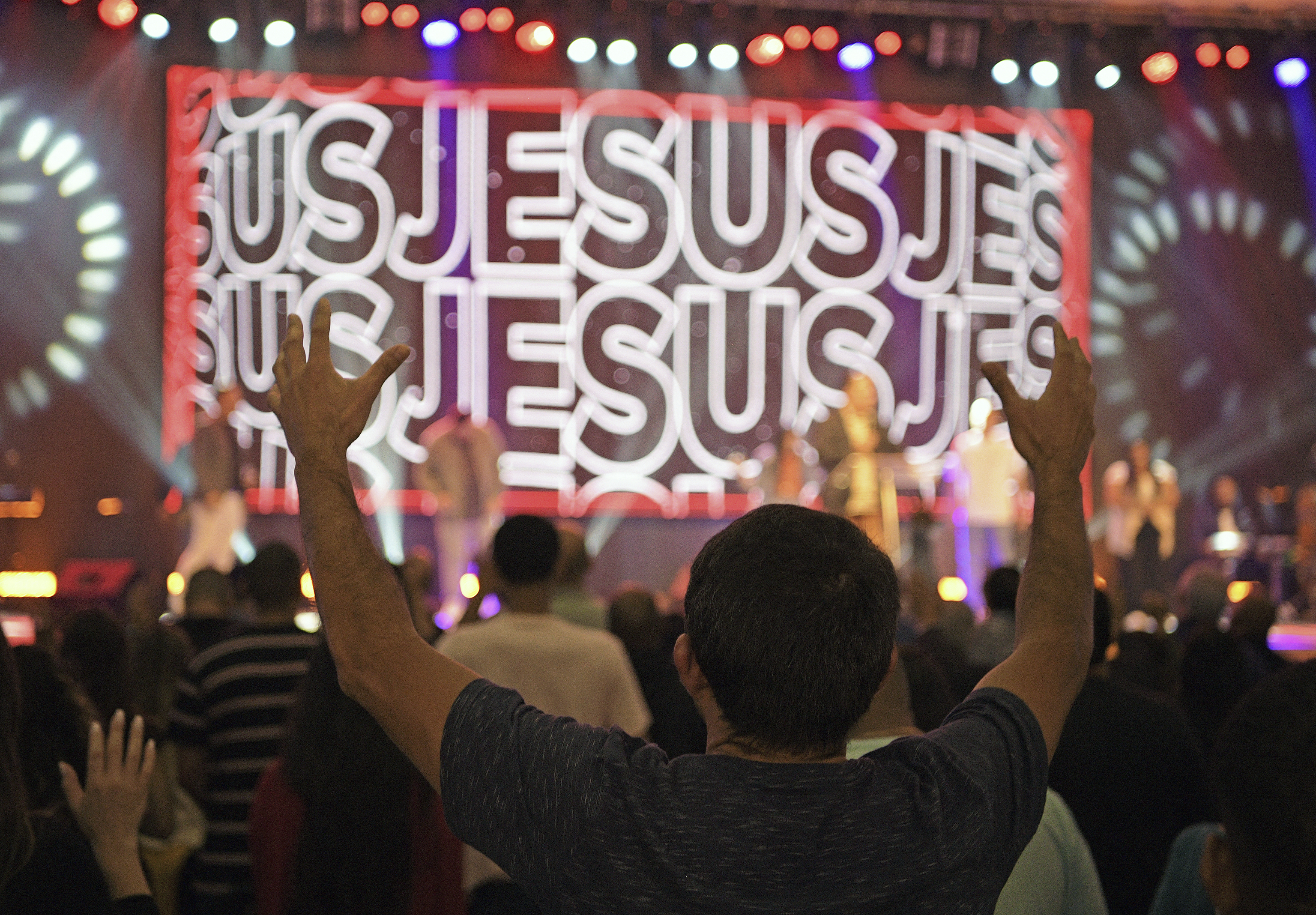 Sex shops, perritos calientes y taxis propios: los locos y lucrativos negocios de los evangelistas en Brasil