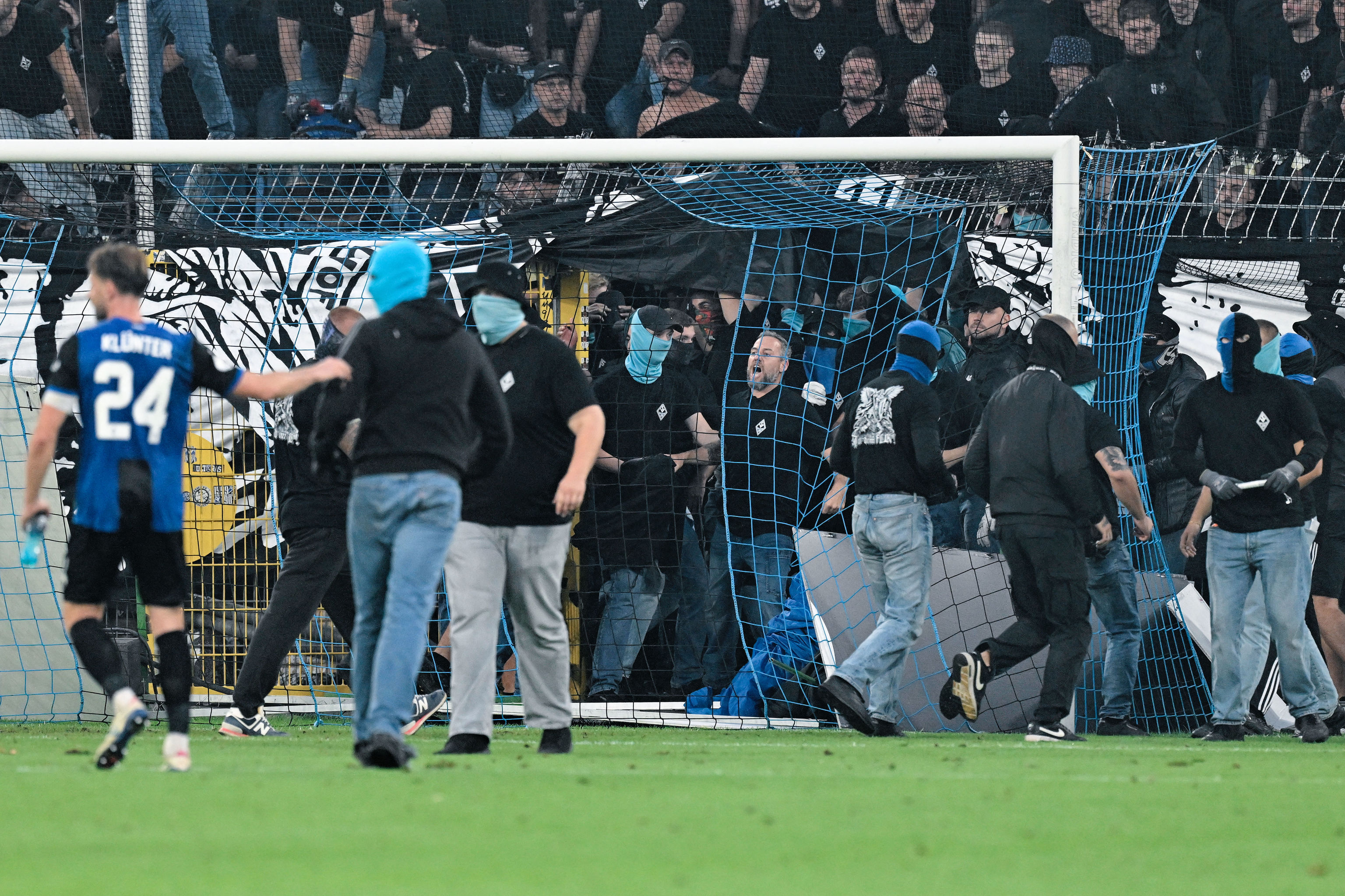 Más de 85 heridos en disturbios tras la invasión del campo durante el partido de la Copa de Alemania entre el Mannheim y el Kaiserslautern