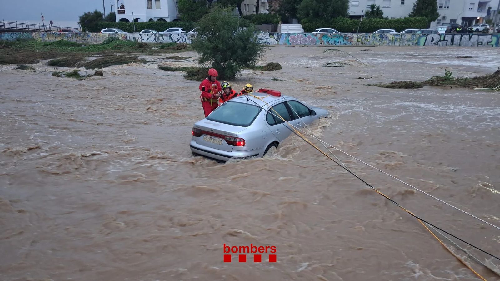 El episodio de lluvias torrenciales en Tarragona deja por el momento tres heridos por la caída de un muro, uno crítico, y 400 desalojados