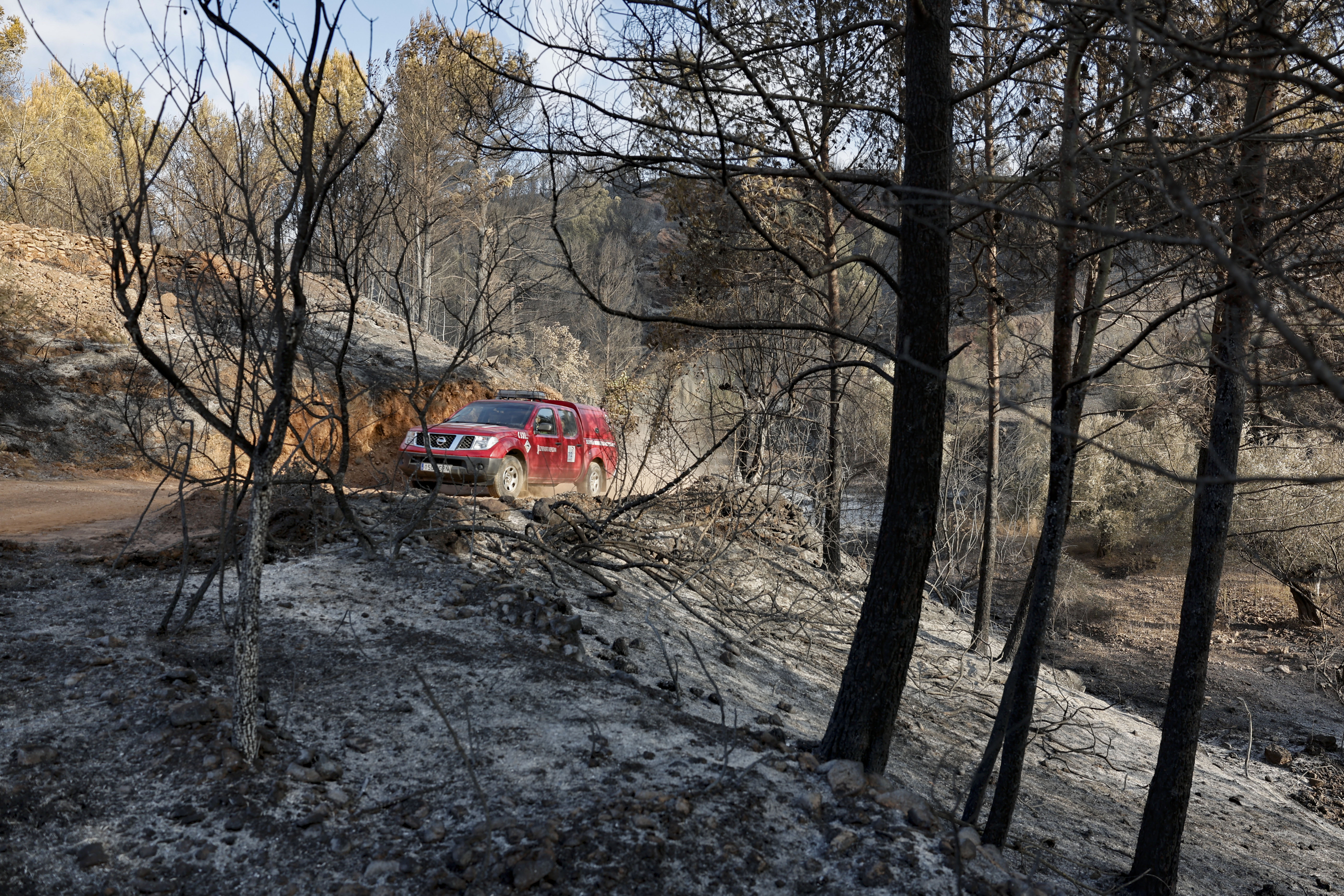 El incendio de Segorbe mantiene la amenaza sobre la Sierra Calderona, con 633 hectáreas quemadas y un perímetro de 15 kilómetros