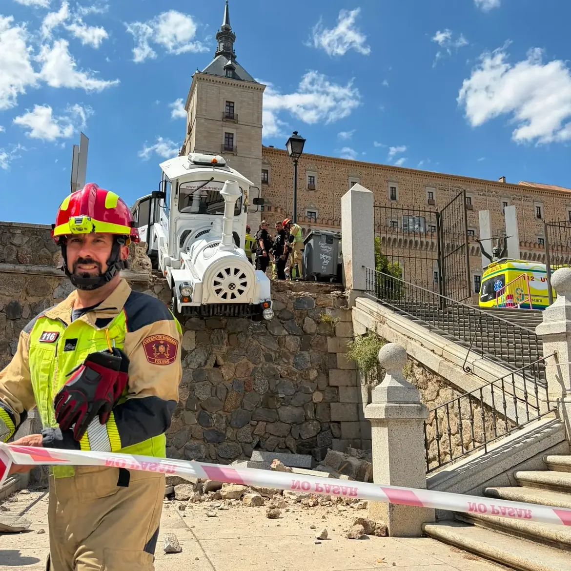 El tren turístico de Toledo se pone en marcha sin conductor, atropella a un turista y queda suspendido junto al Alcázar