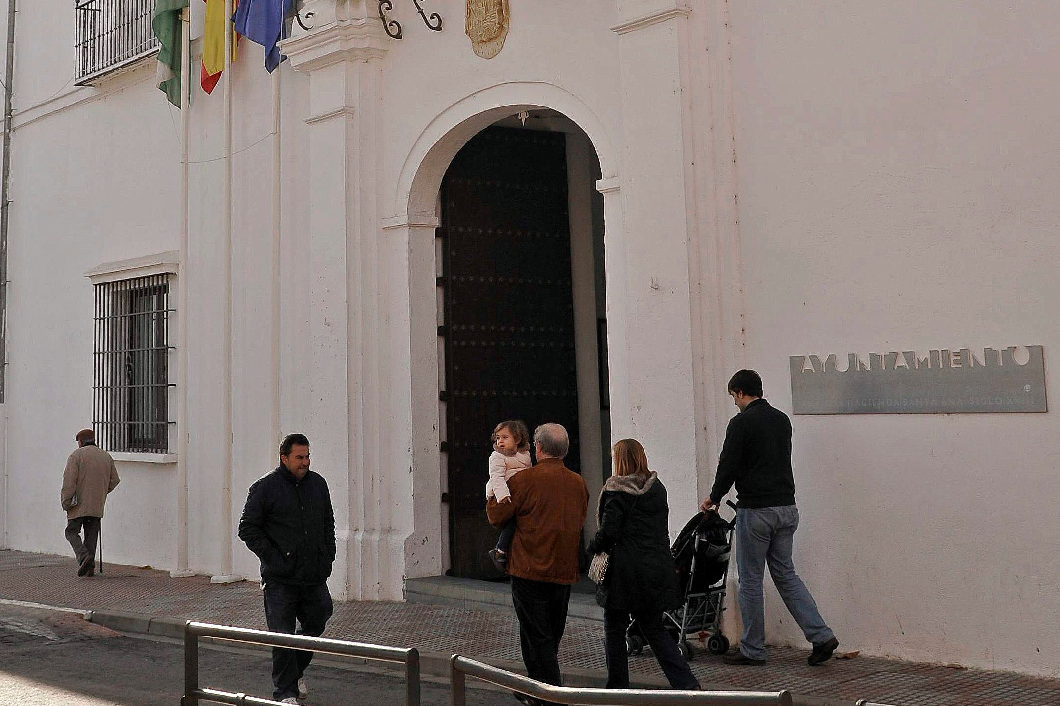 Investigan la muerte de un anciano de 84 años hallado dentro de un minibús en Tomares (Sevilla)