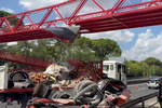 El choque de un camión grúa destroza una pasarela peatonal de la M-500 y obliga a precintarla por seguridad