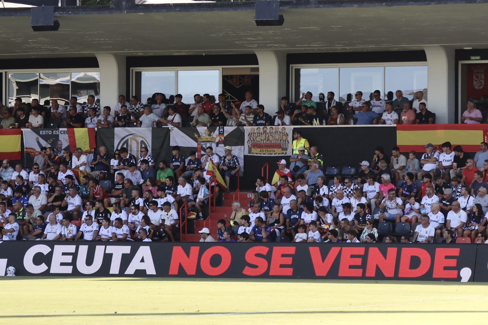 El aplaudido gesto de Las Palmas con el Ceuta tras la grave crisis migratoria: "Ceuta no se vende, Ceuta se defiende"