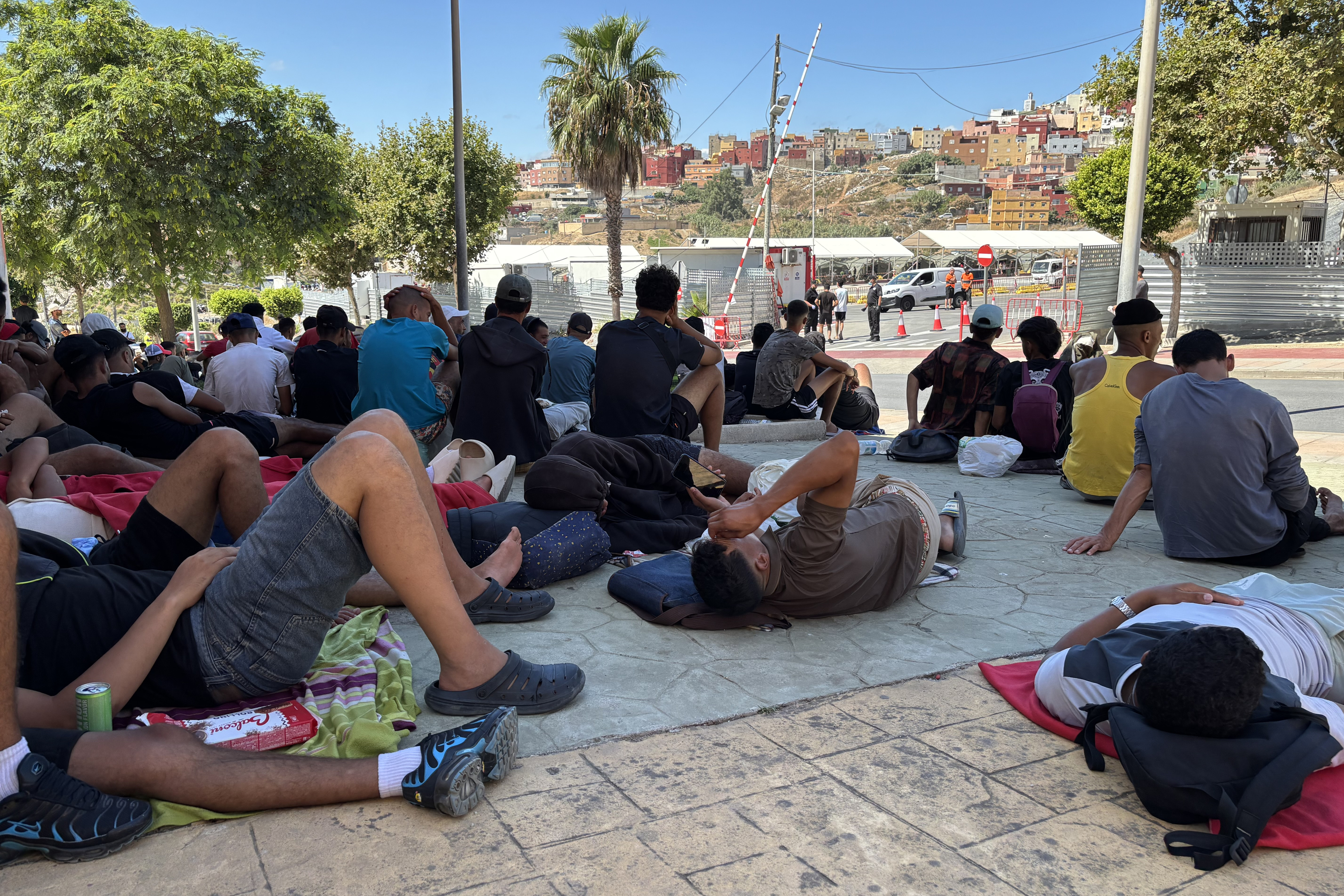 Las voces de los barrios de Ceuta que "no son de izquierdas ni de derechas" alertan de que "los niños pierden así su infancia"