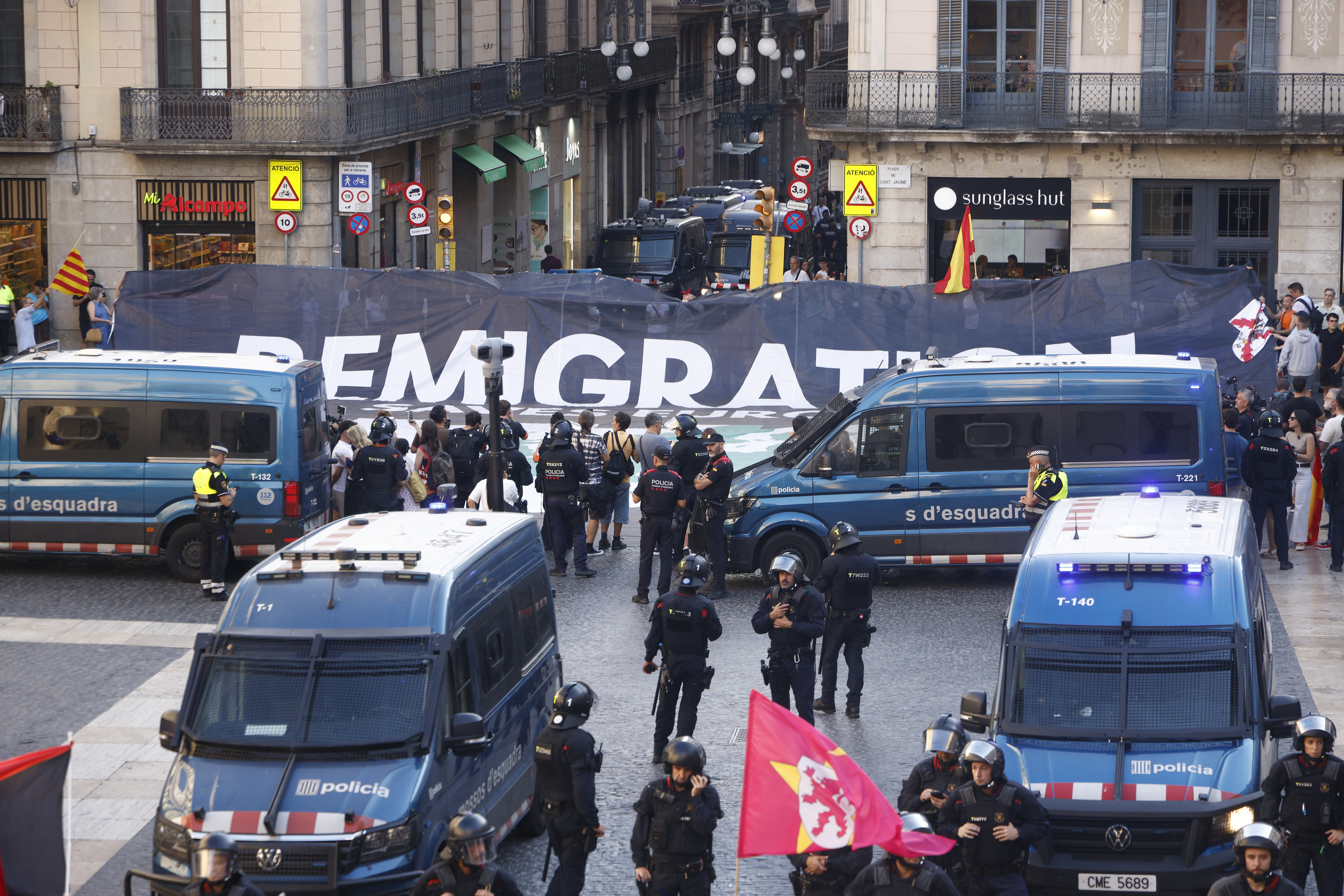 El movimiento Save Europe Act pincha en su desembarco en Barcelona para reclamar el cierre de fronteras y remigraciones masivas