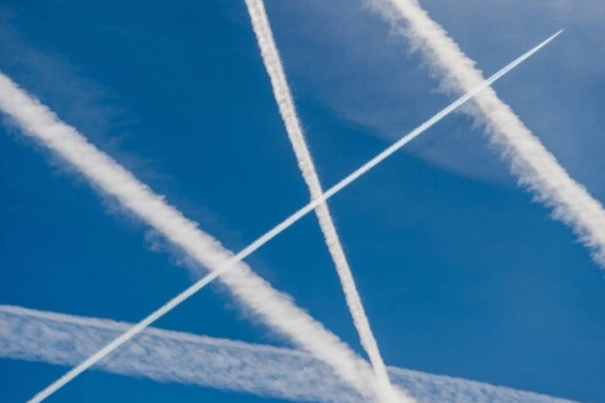 Blue Skies, el ambicioso plan de Google para reducir con IA las estelas de los aviones que calientan el planeta