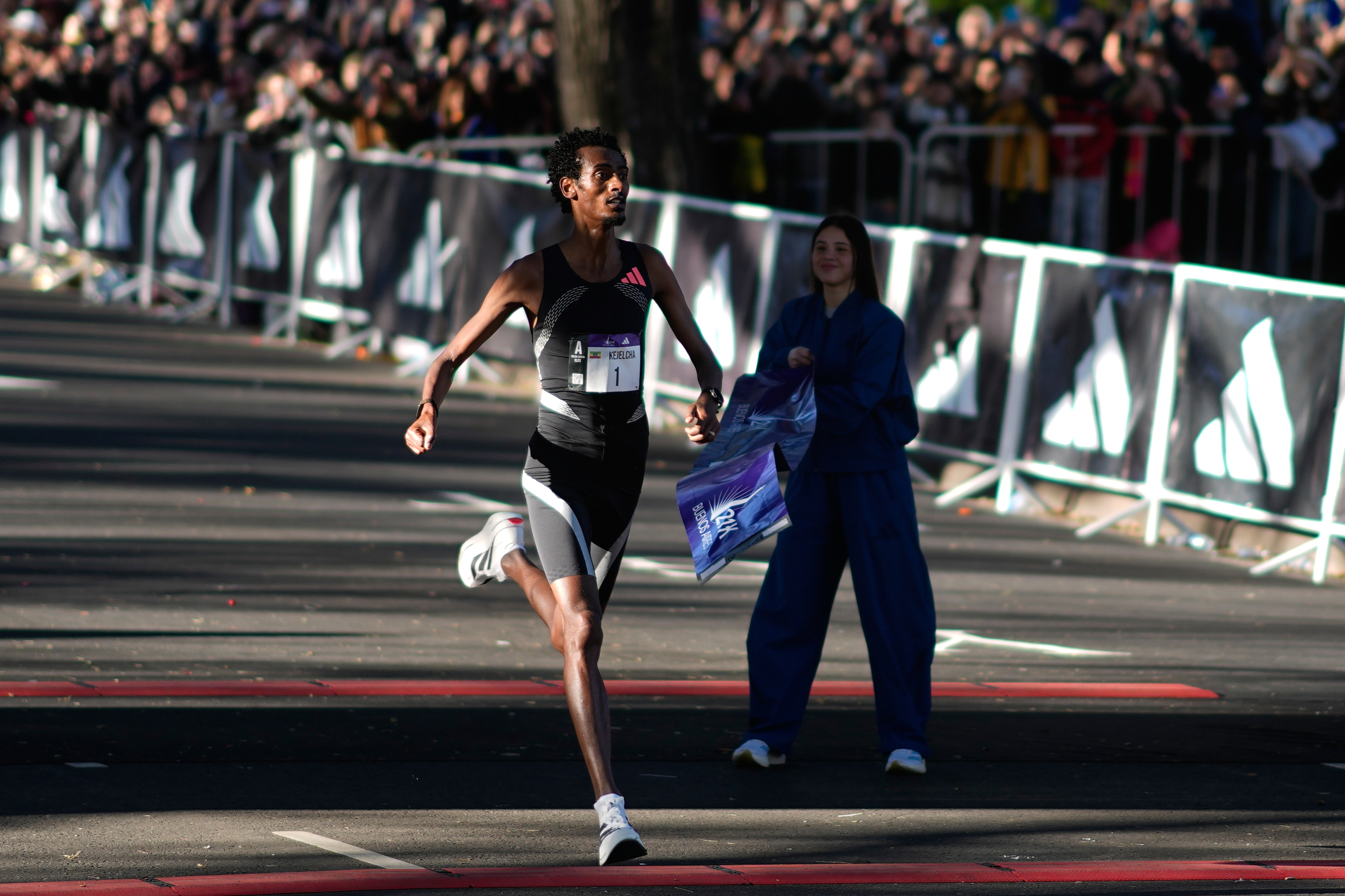 Kejelcha bate en Buenos Aires el récord mundial de medio maratón: 56:51