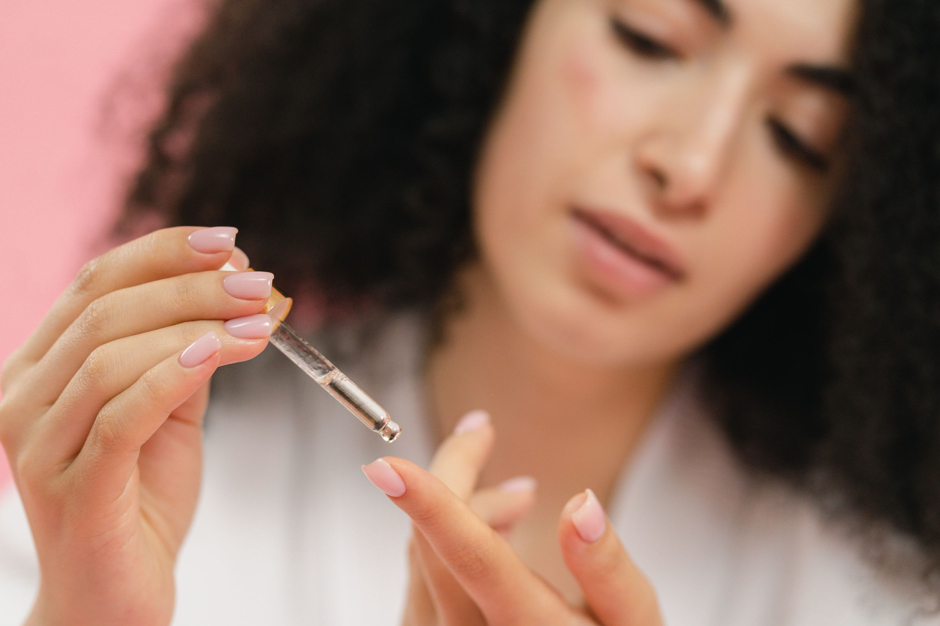 Adiós a las arrugas: los 8 mejores sueros antiedad para prevenirlas este 2026
