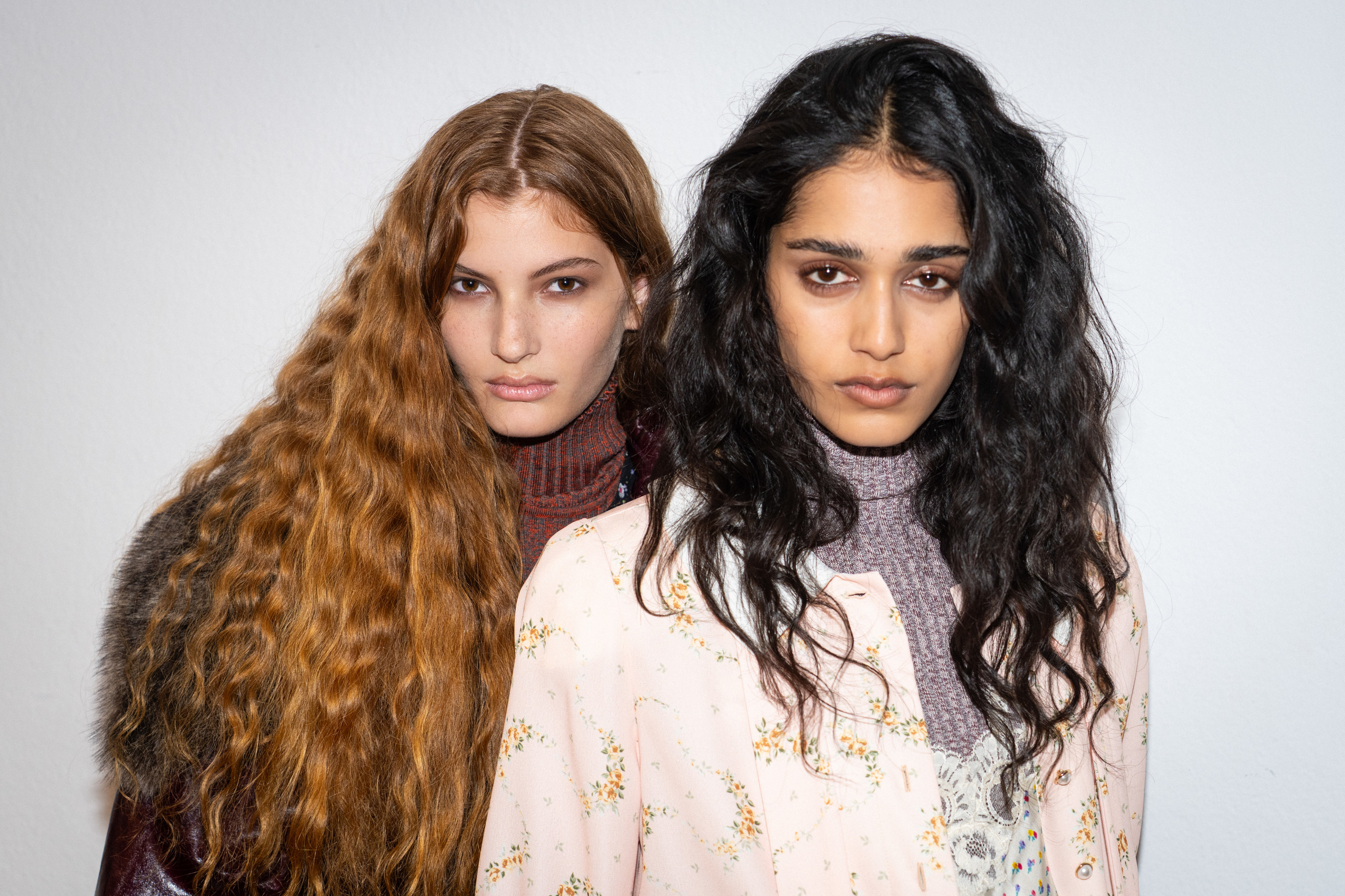 Miradas ojerosas en Gucci o sombras corridas en Prada: las tendencias de maquillaje del otoño dicen no a la perfección de la IA