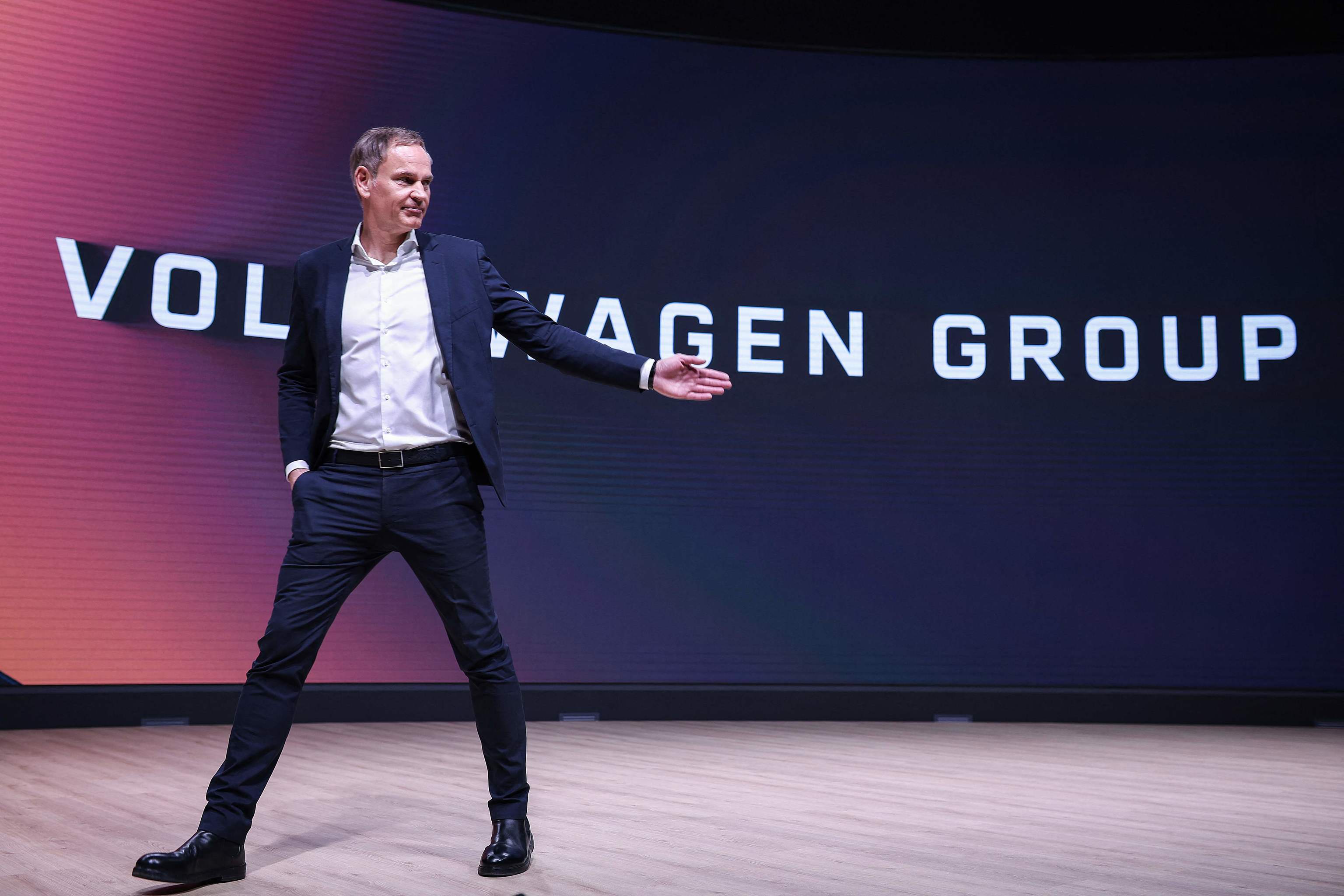 Volkswagen sorprende con un acuerdo rápido y aprueba un ajuste extra de 50.000 empleos que deja en el aire cuatro fábricas alemanas y el futuro de Seat