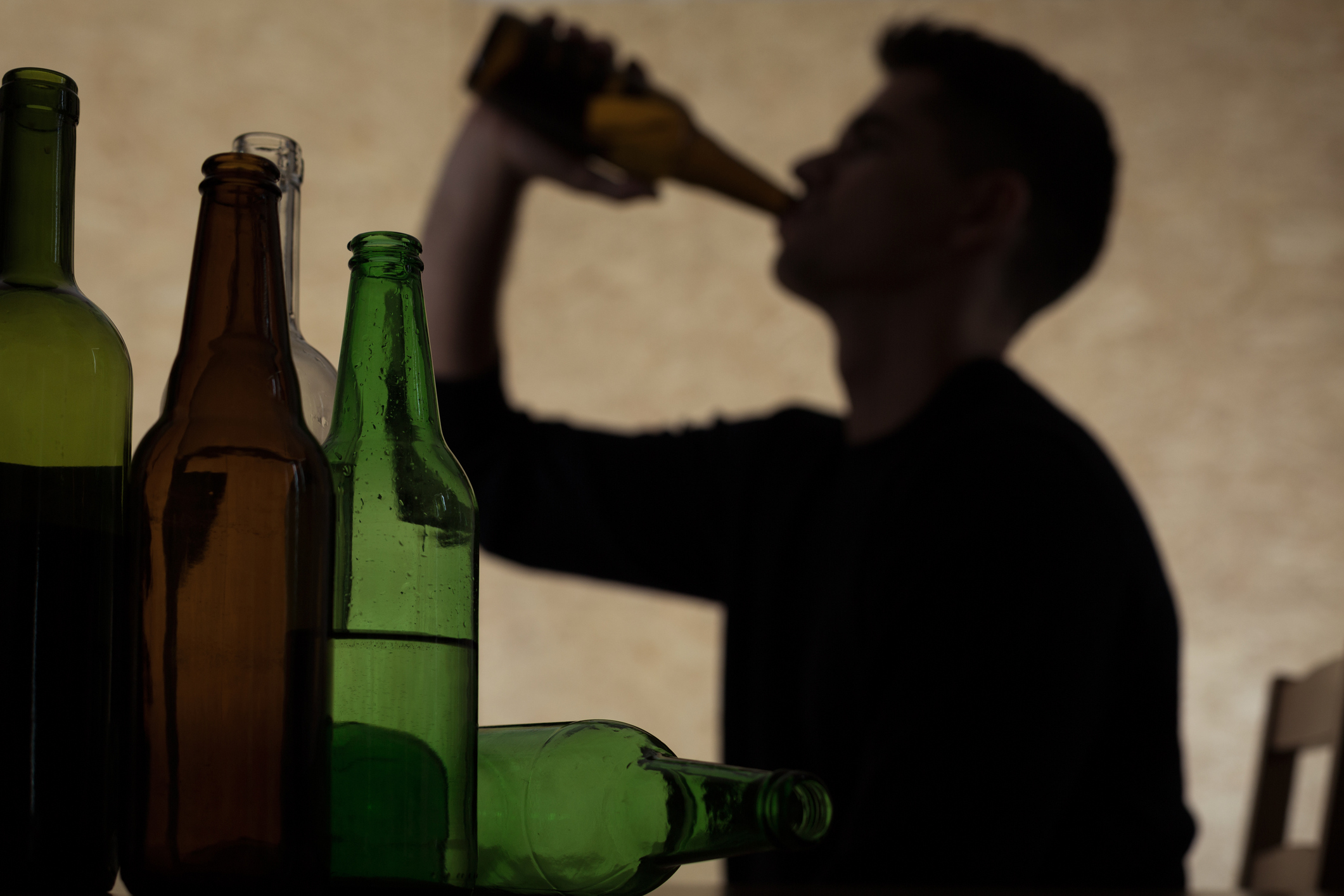 Así empuja la soledad al cerebro masculino hacia el alcohol
