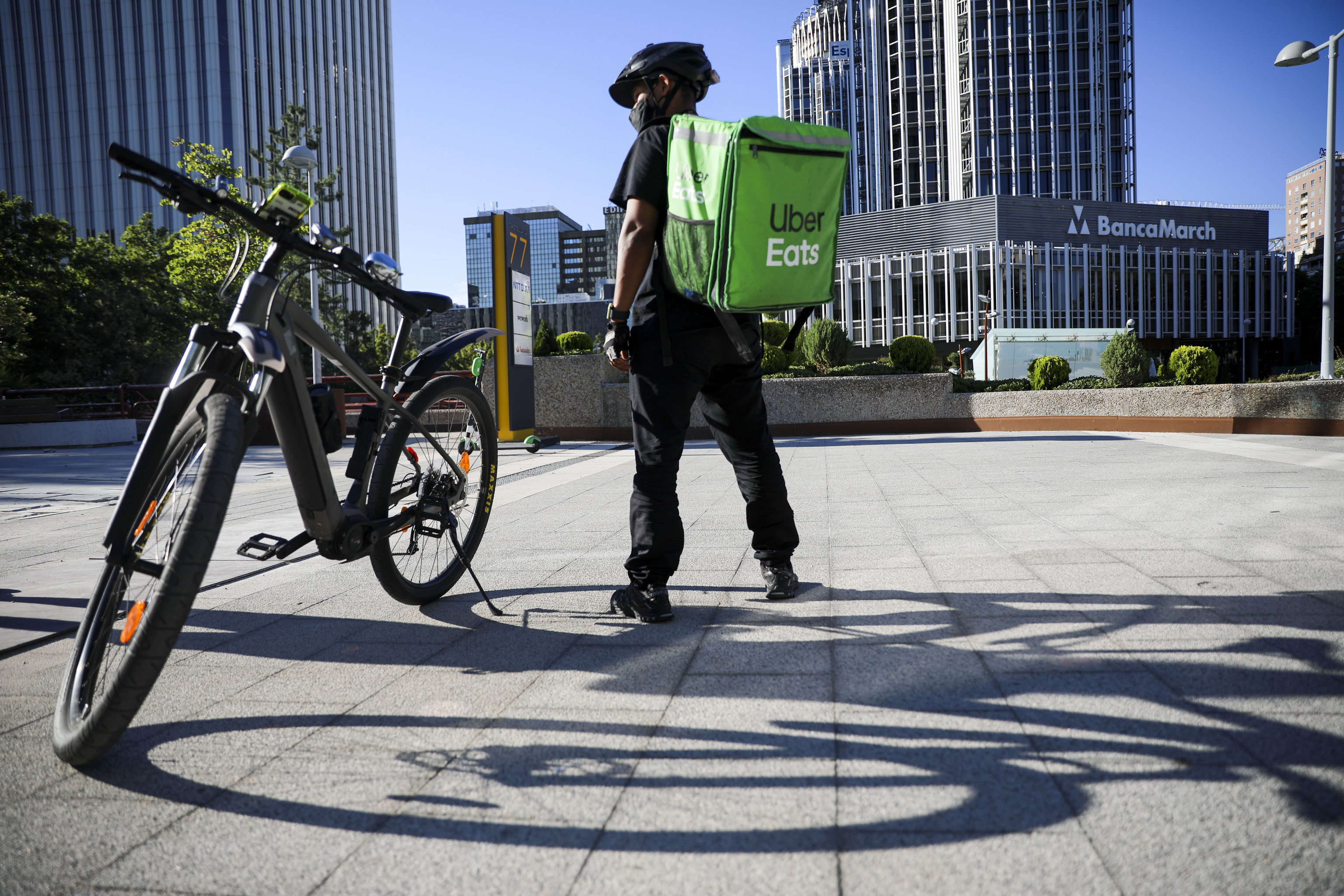 Uber Eats sigue usando repartidores autónomos siete meses después de comprometerse a cumplir con la Ley Rider y apunta ahora a fin de año para terminar la transición