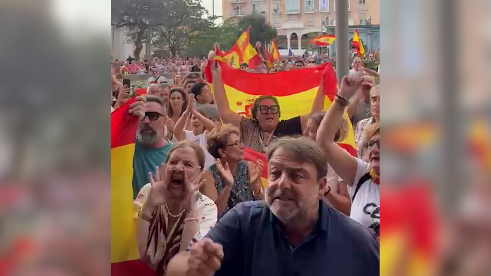 Centenares de ceutíes marchan contra la gestión del Gobierno de la crisis migratoria