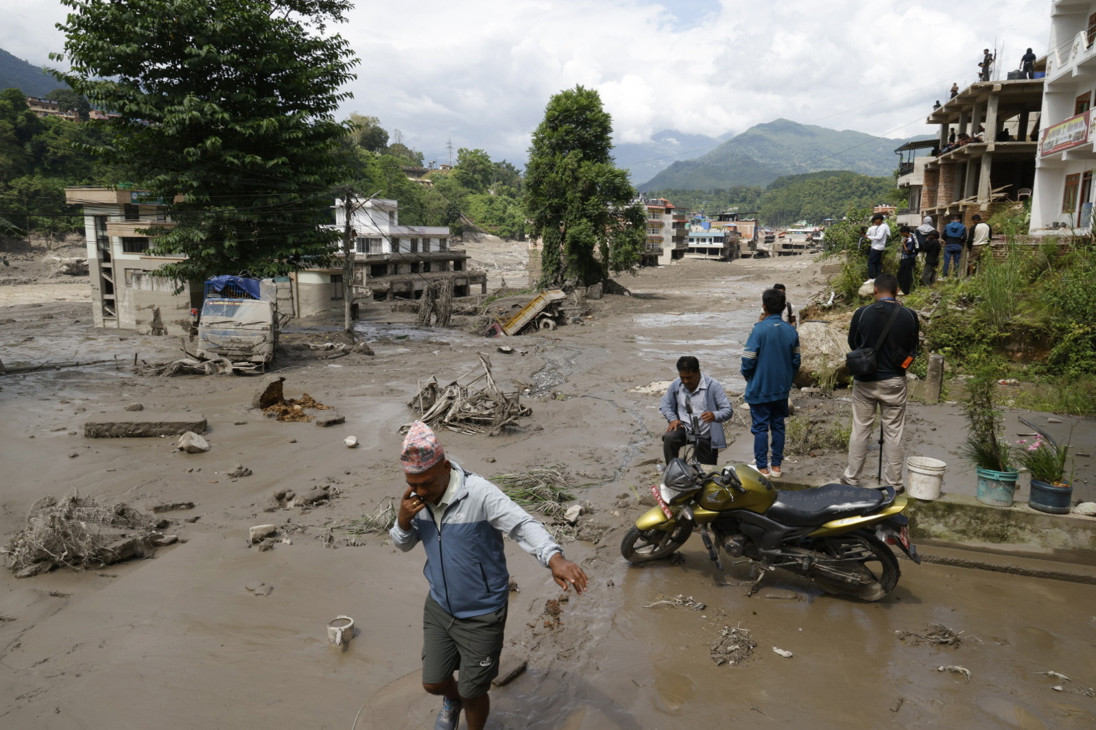 Una riada provocada por un terremoto en Tíbet deja 16 muertos y casi 400 desaparecidos en Nepal, la mayoría extranjeros