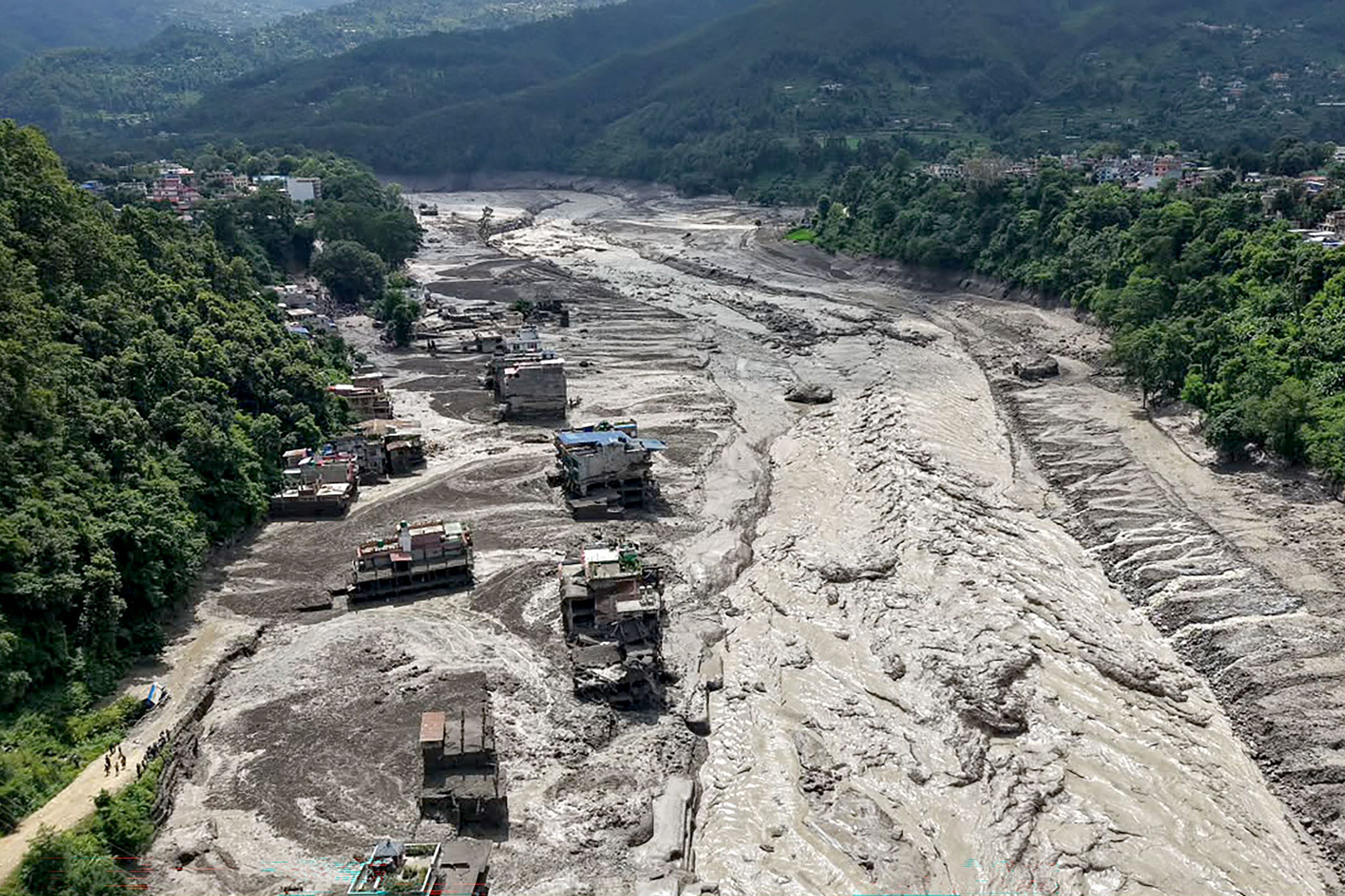 Una riada provocada por un terremoto en Tíbet deja 16 muertos y casi 400 desaparecidos en Nepal, la mayoría extranjeros