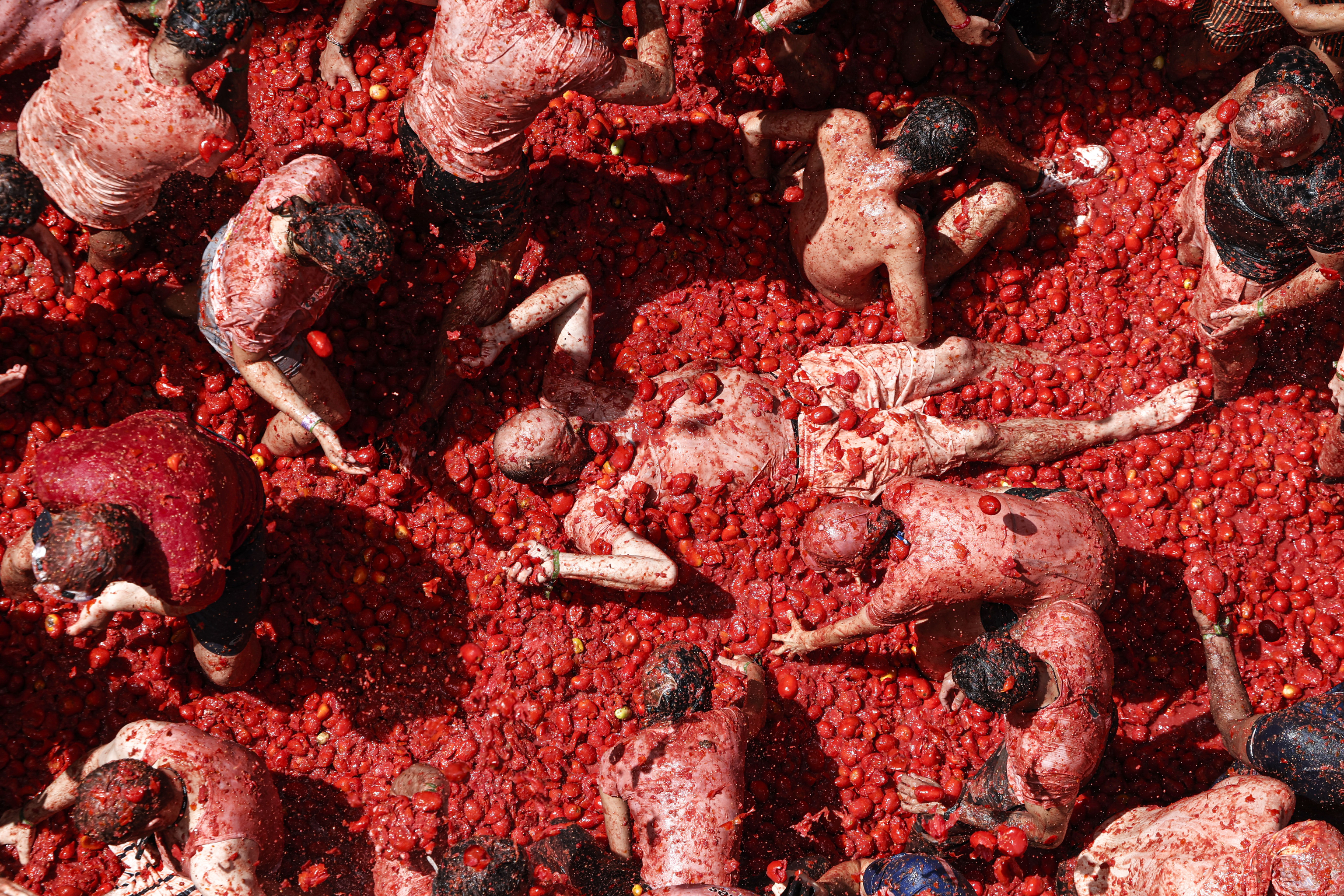 Buñol se tiñe de rojo con 22.000 personas en la catarsis festiva de su Tomatina