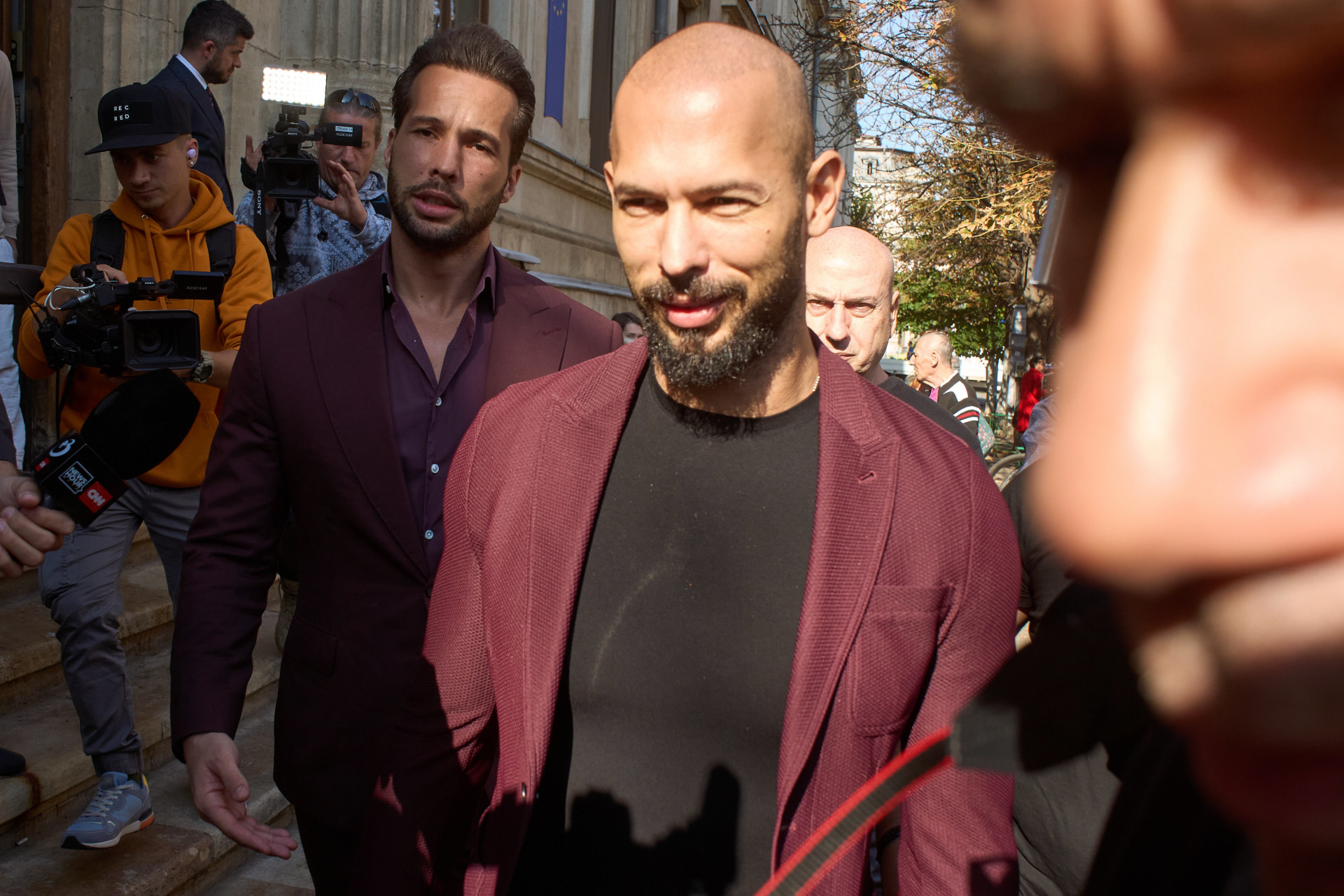 Andrew Tate y su hermano Tristan: ahora dicen que no tenían tanto dinero como presumían para interntar librarse de la cárcel