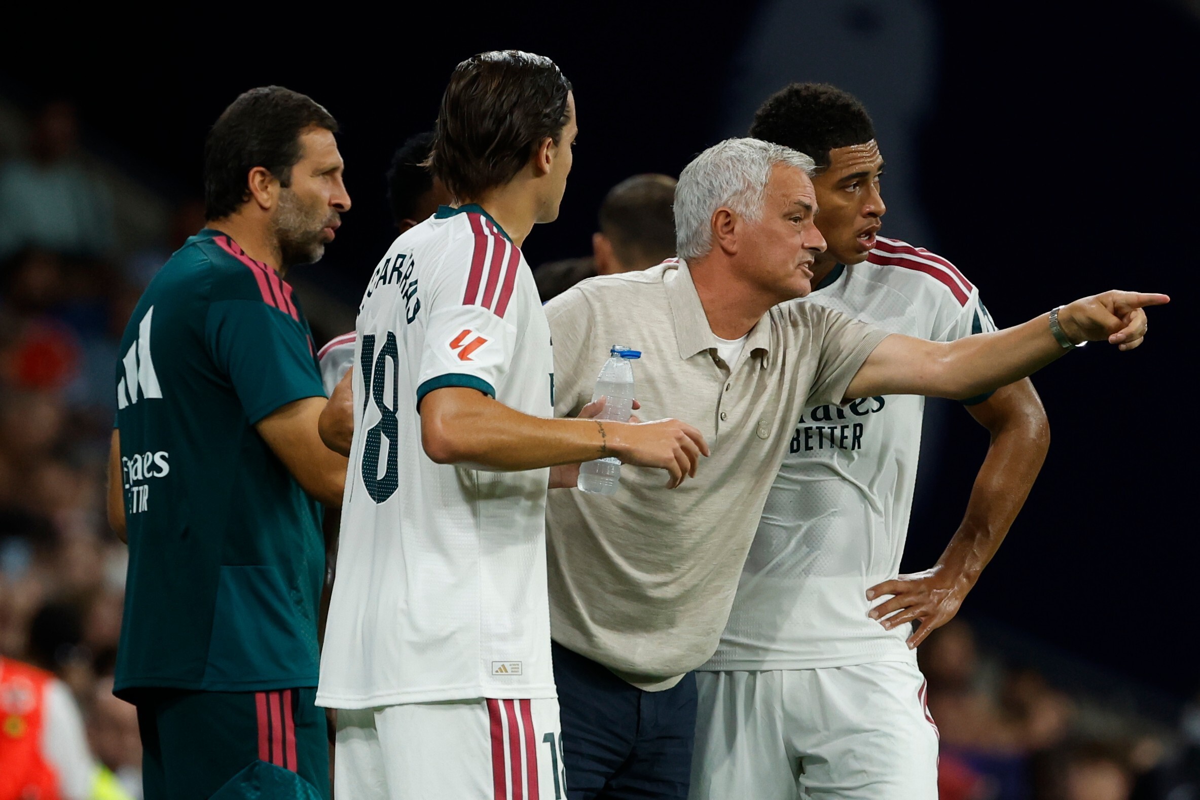 El técnico del lt;HIT gt;Real lt;/HIT gt; lt;HIT gt;Madrid lt;/HIT gt; José Mourinho charla con Jude Bellingham durante el partido contra Espanyol en la Liga de España, el sábado 22 de agosto de 2026, en Barcelona. (AP Foto/Joan Monfort)