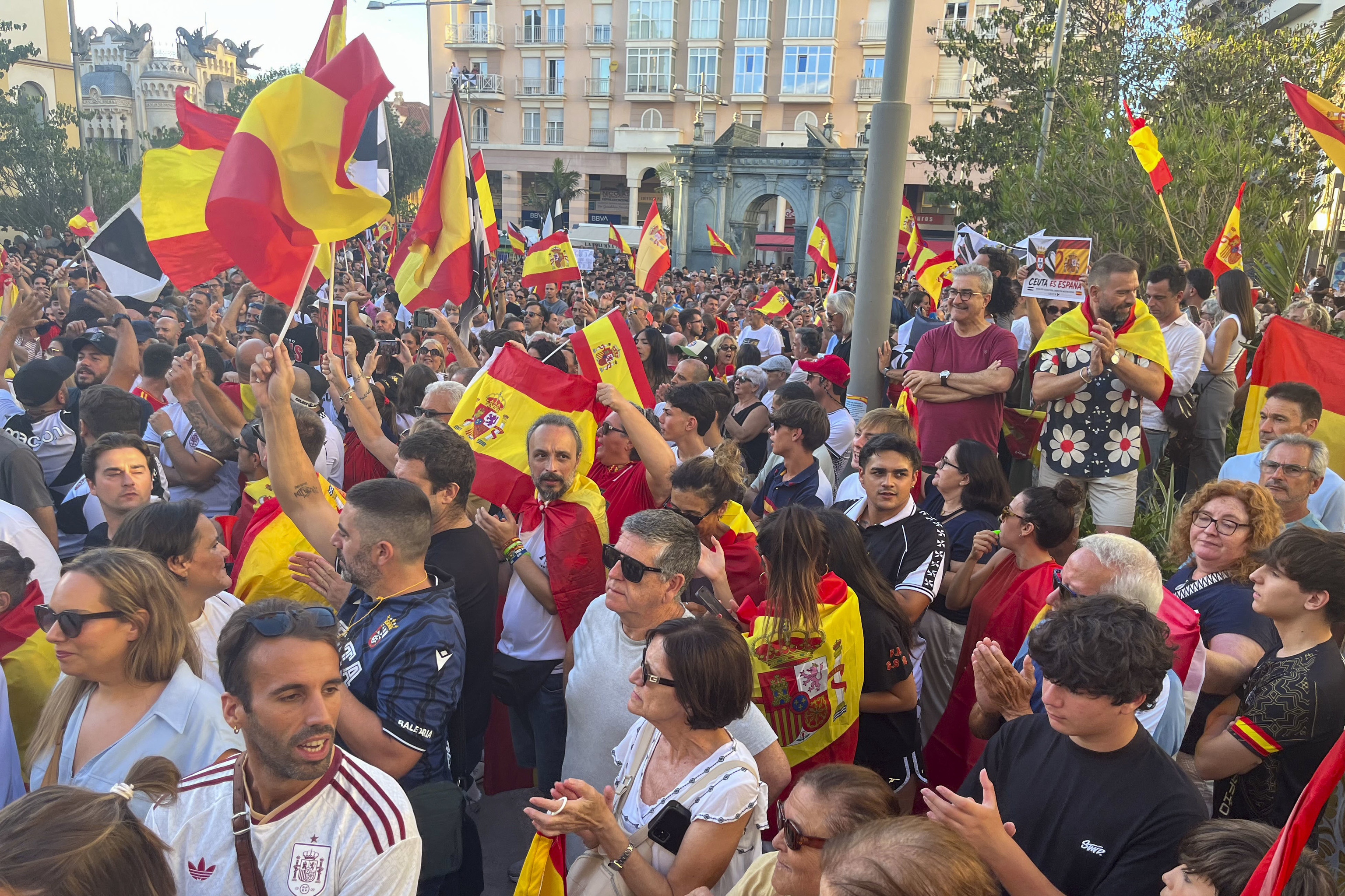 El Gobierno retirará los polideportivos de Ceuta como centros de acogida en medio de las protestas