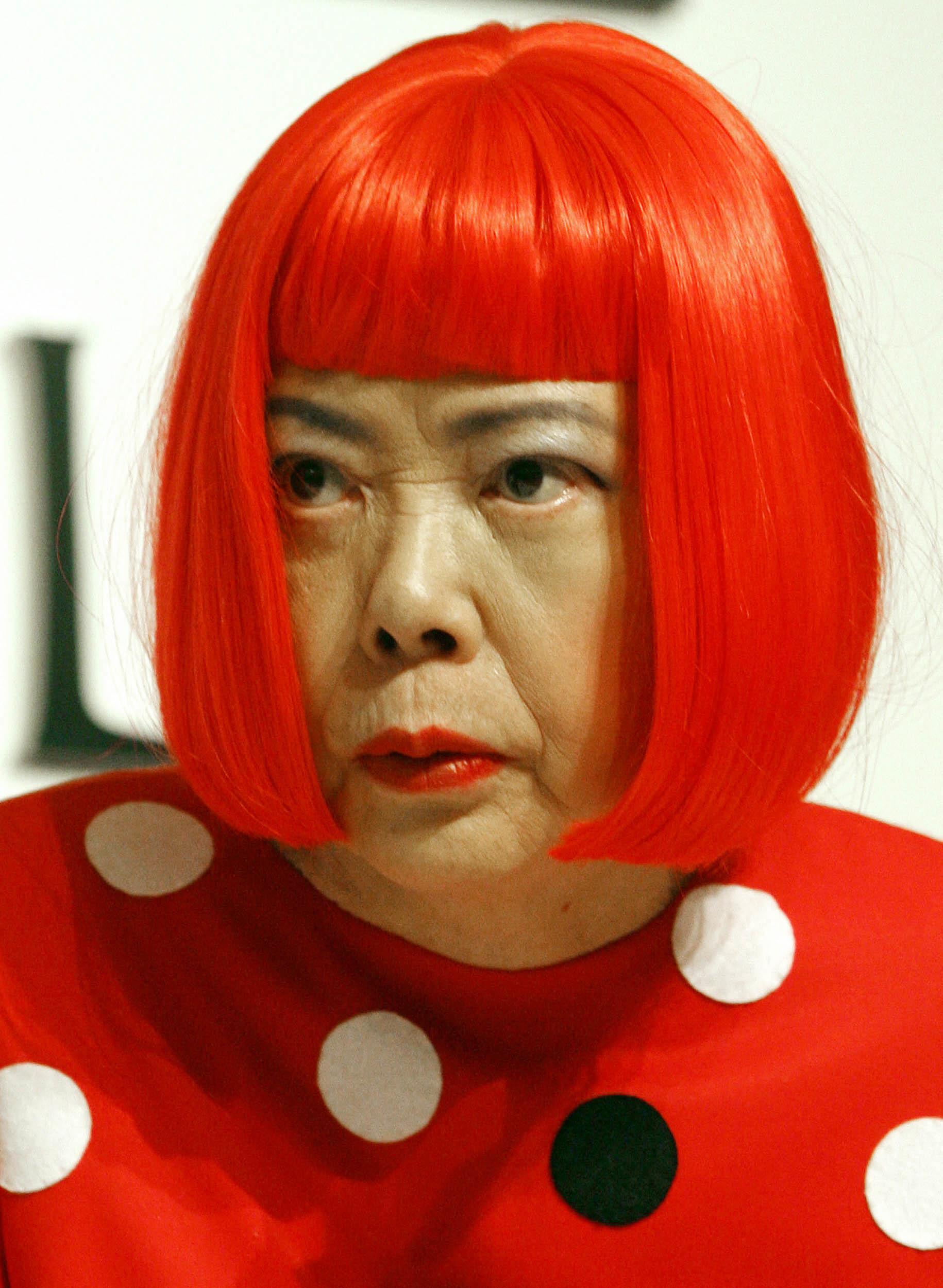 Yayoi Kusama muere a los 97 años: la artista nipona que llevó sus lunares casi alucinógenos (también) a la moda
