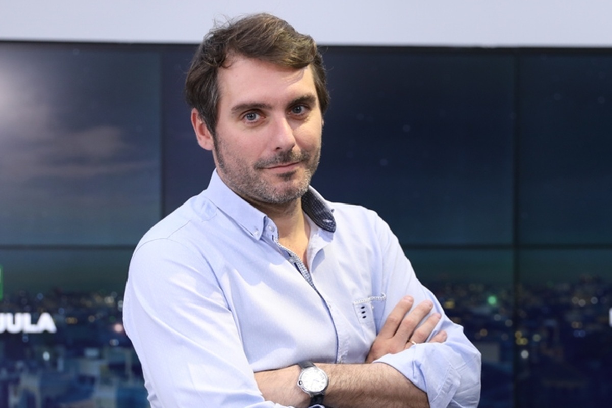 Rafa Latorre arranca sus madrugones con toda una declaración de intenciones:  el nuevo hombre de las mañanas de Onda Cero se estrena este lunes desde Ceuta