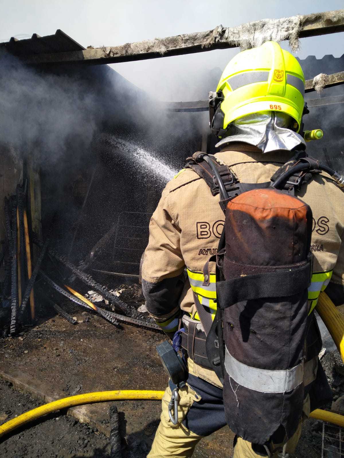 Dos trabajadores quedan atrapados bajo los escombros tras el derrumbe de una vivienda en Sariñena (Huesca)