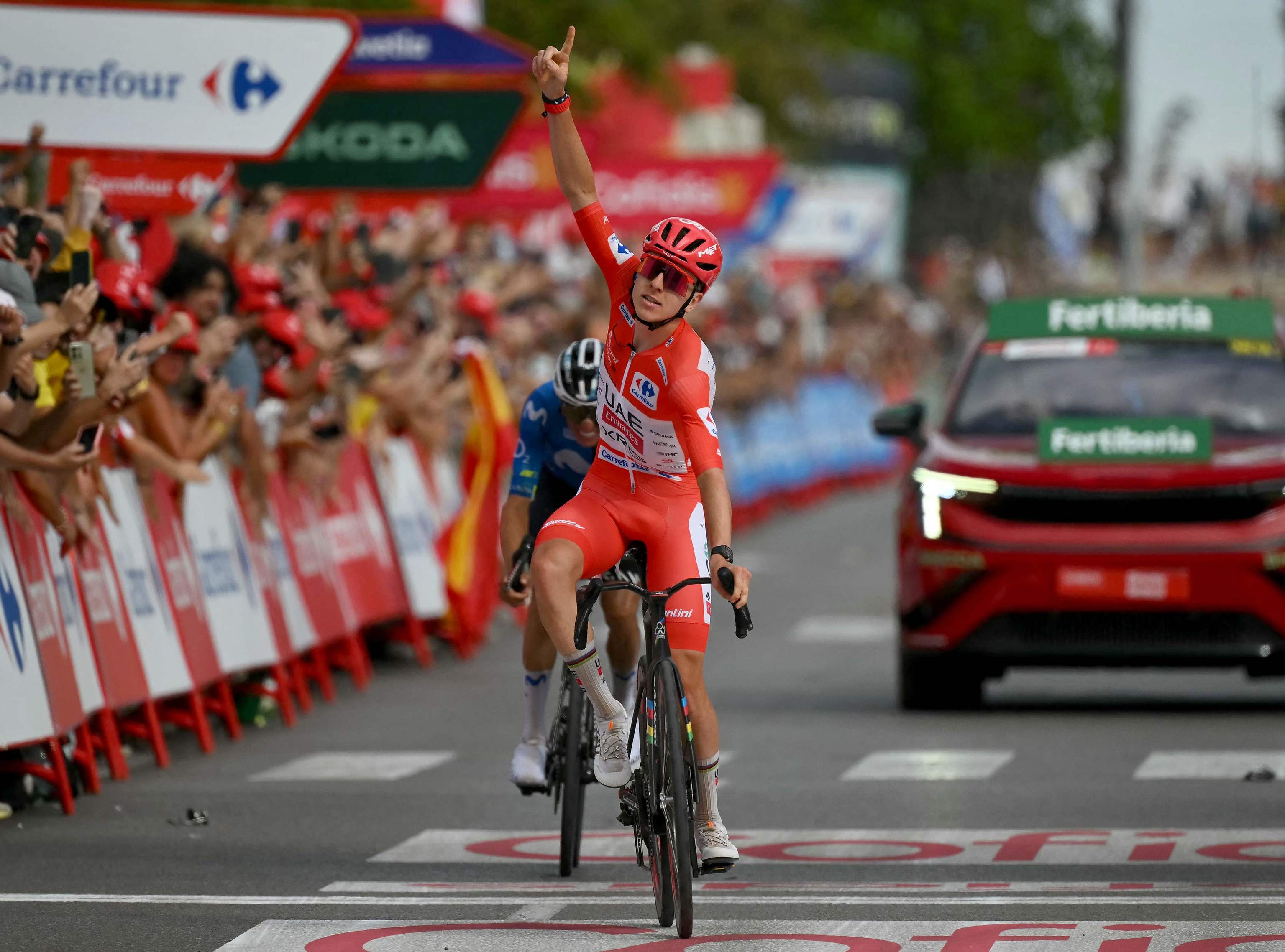 Pogacar gana al sprint a un bravo Enric Mas en la vibrante etapa del 'sterrato'