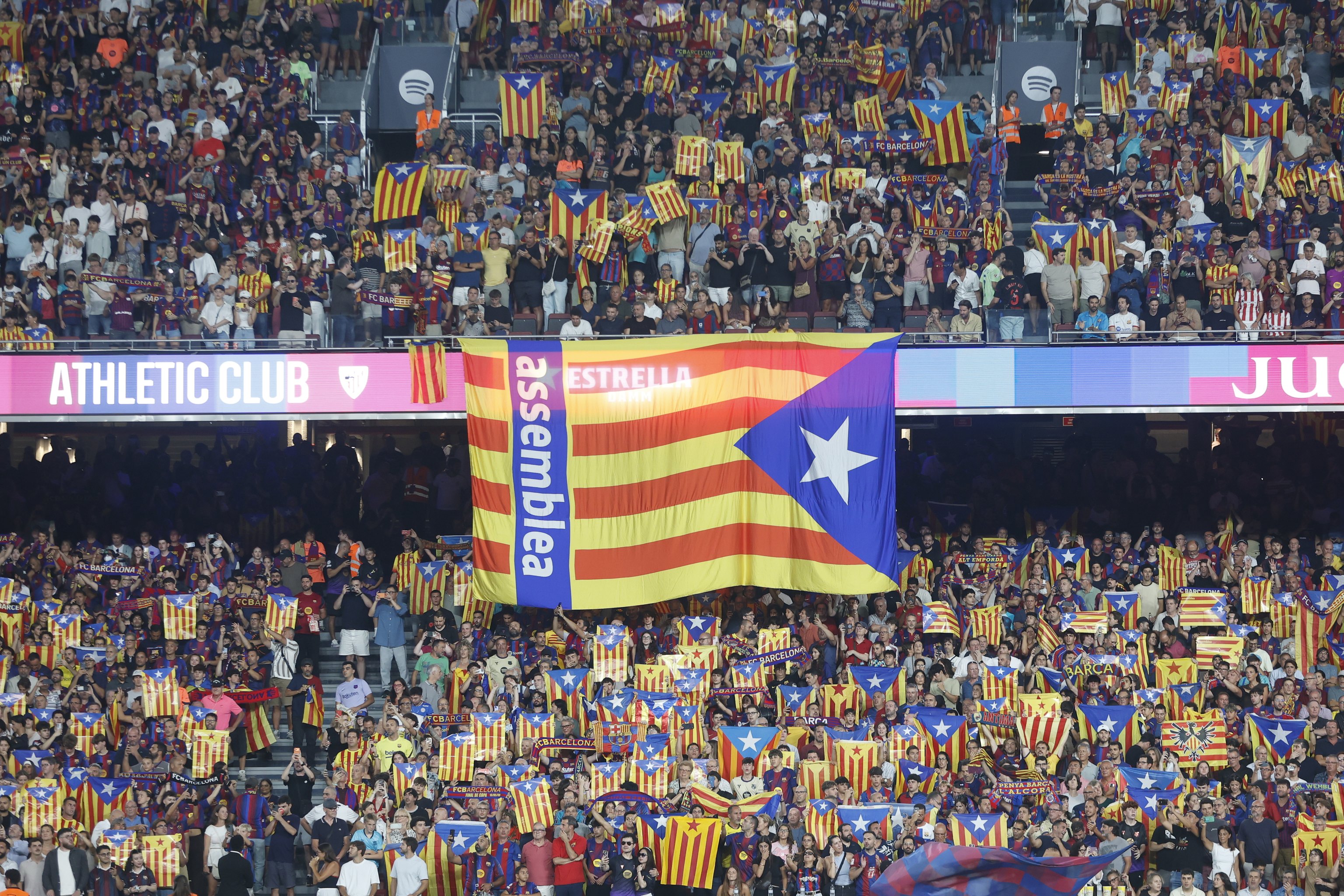 El Camp Nou se llena de esteladas como en los momentos más acalorados del 'procés'