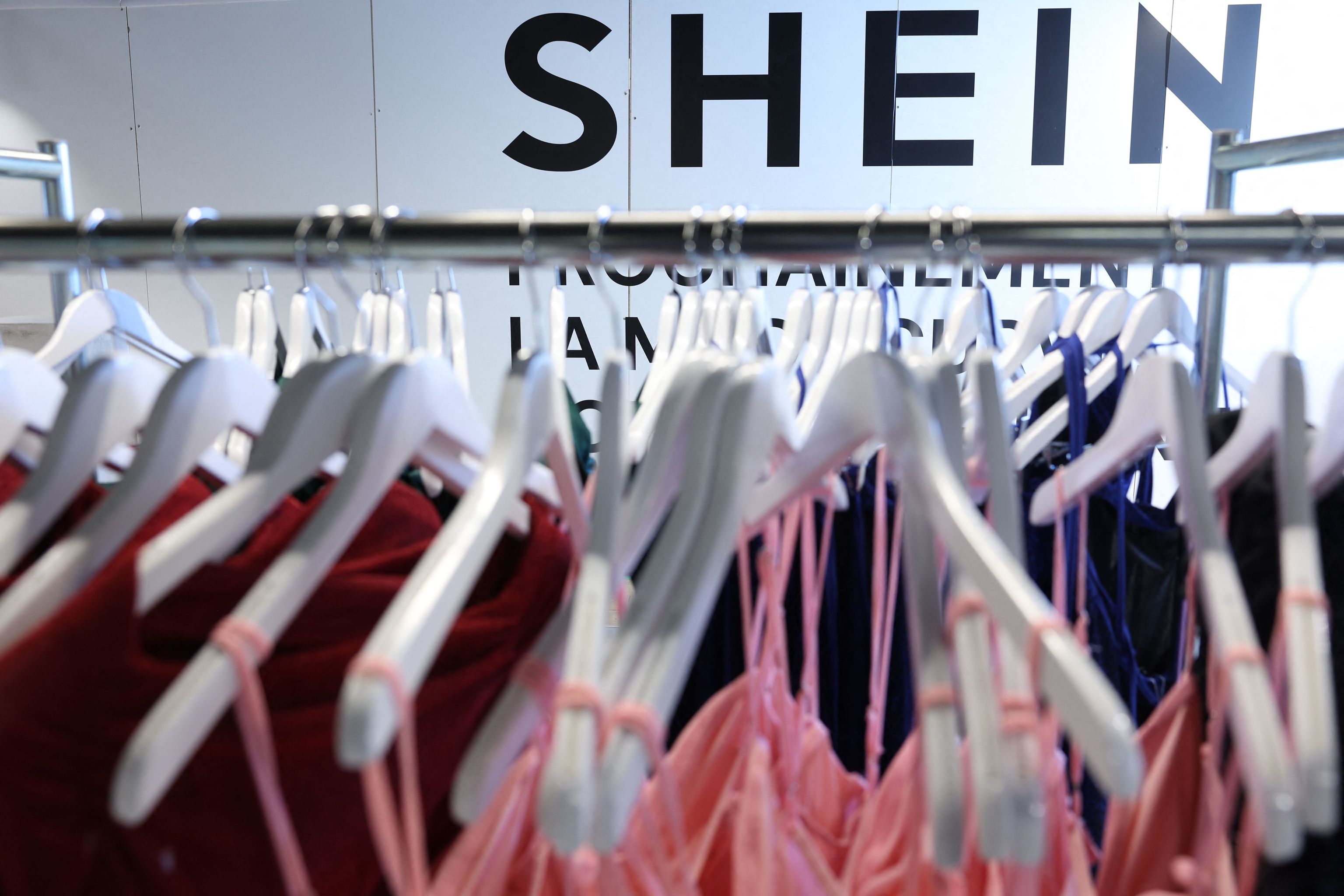 Shein, la reina del poliéster y la moda rápida, sale a bolsa mañana con el reto de hacer rentable enviar un vestido por 10 euros desde China