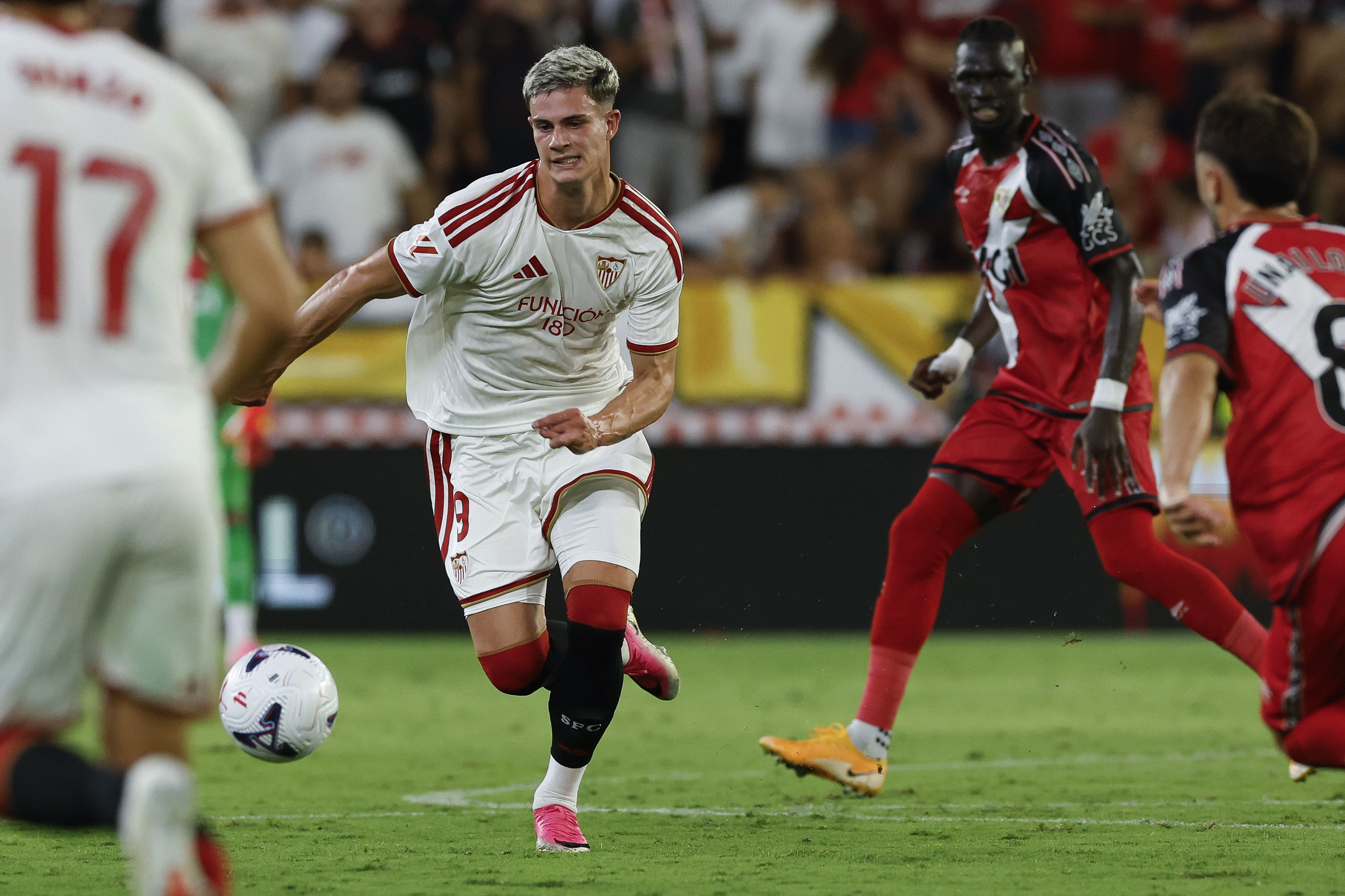 Robbie Ure avanza con el balón en el partido Sevilla-Rayo.