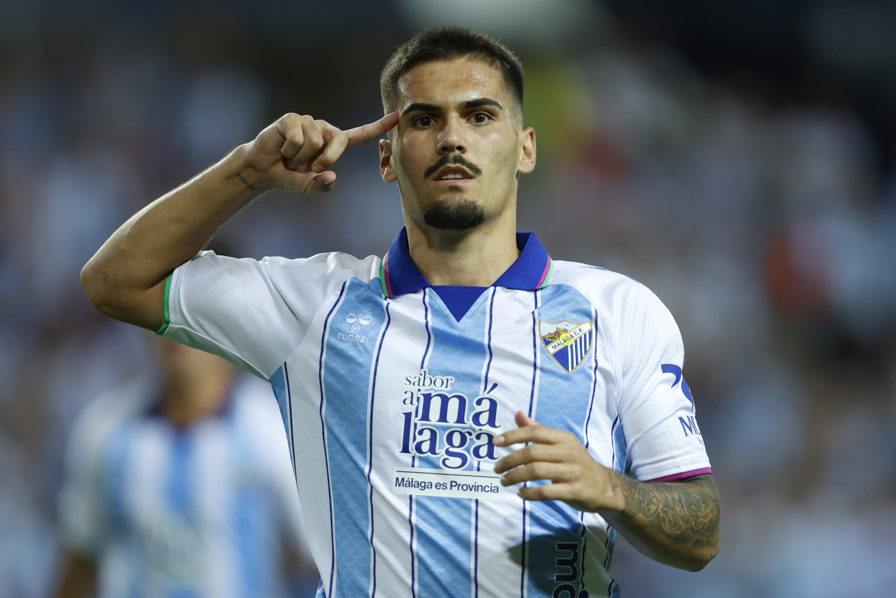 Chupe celebra un tanto con el Málaga.