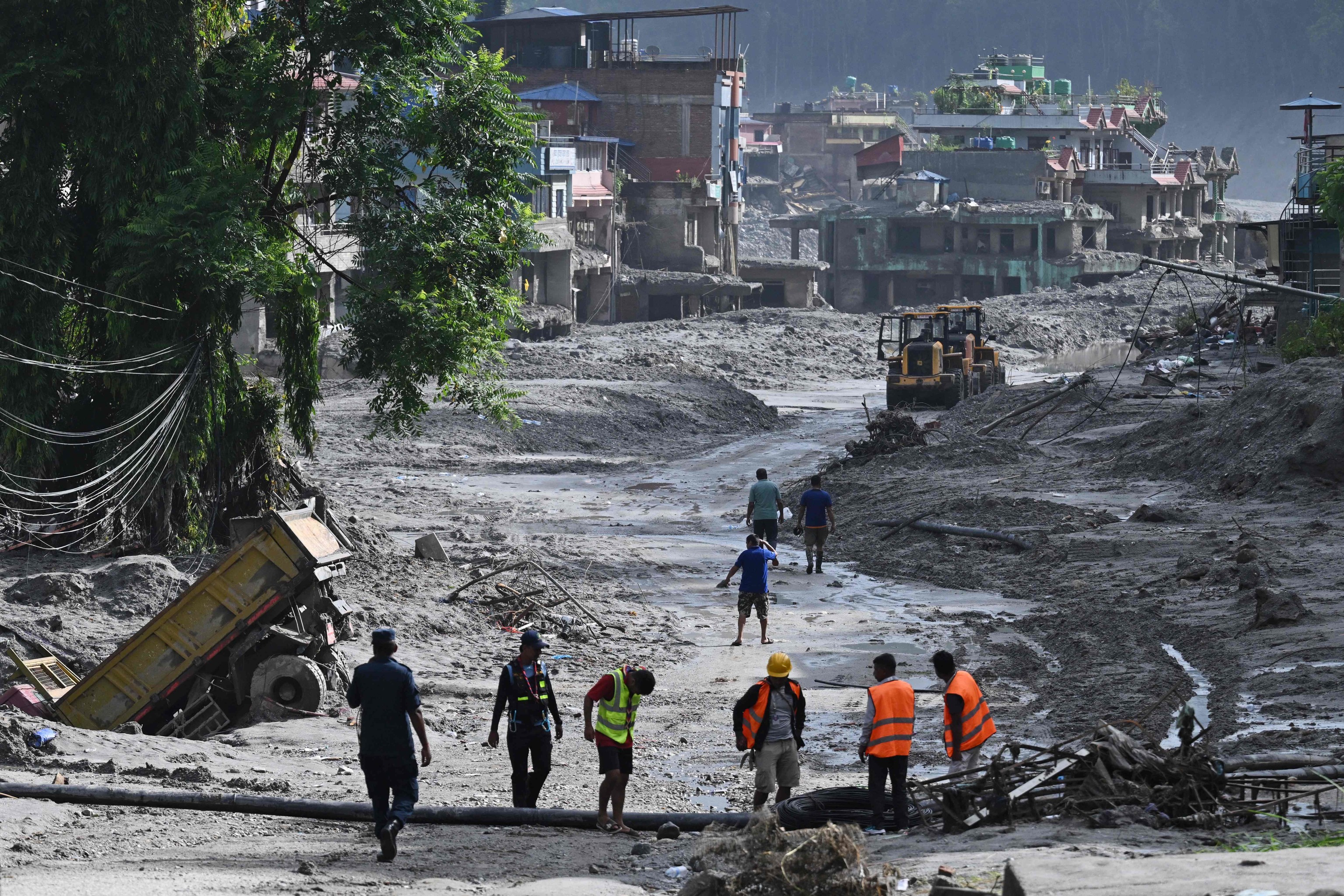 Un nuevo corrimiento forma otra represa natural en el Tíbet y obliga a evacuar a los servicios de rescate que buscan supervivientes en Nepal