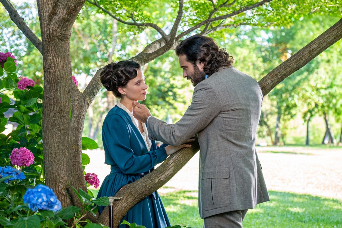 Avance de 'La Promesa', capítulo de hoy, lunes 31 de agosto: Martina y Adriano se despiden con un beso
