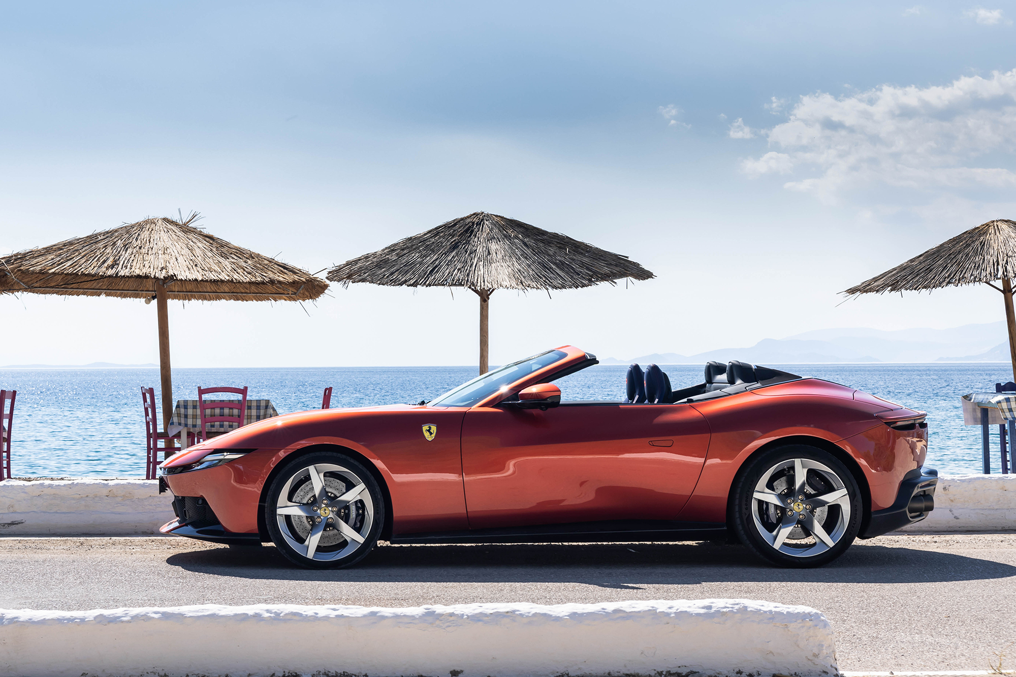 Al volante del Ferrari Amalfi Spider, la puerta de acceso a un universo único