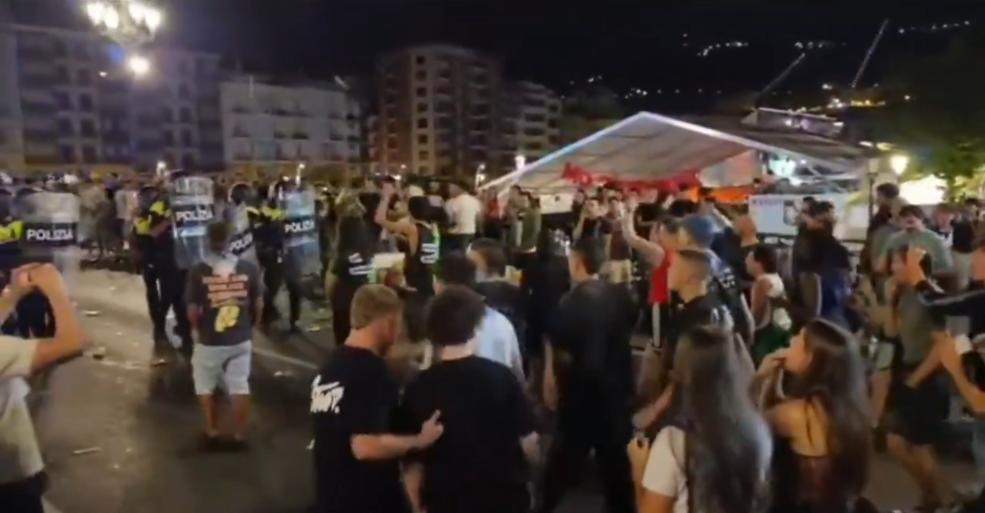 Doscientas personas reciben a botellazos a la Ertzaintza en la última noche de las fiestas de Bilbao: 14 detenidos y varios agentes heridos