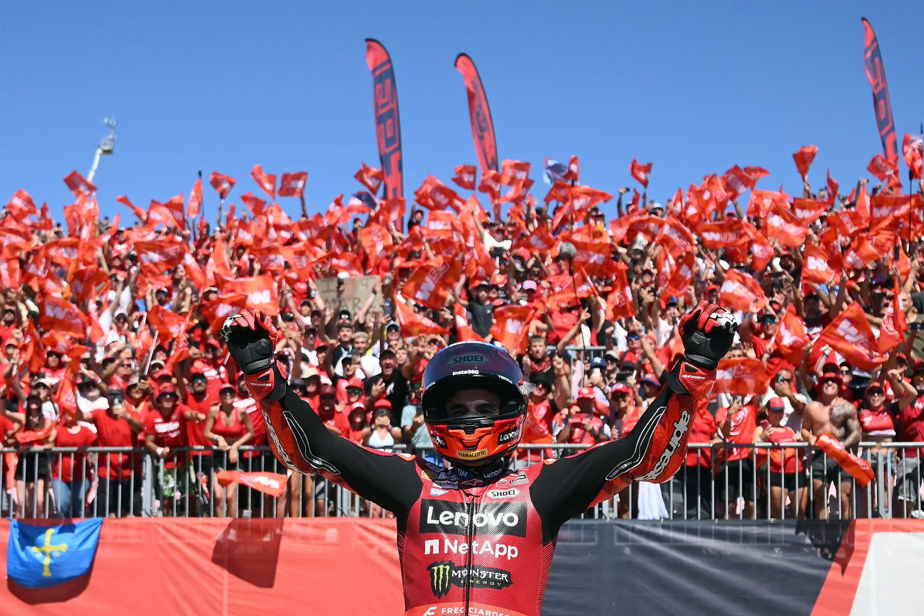 Marc Márquez, entre lo humano y lo divino, triunfa en Aragón