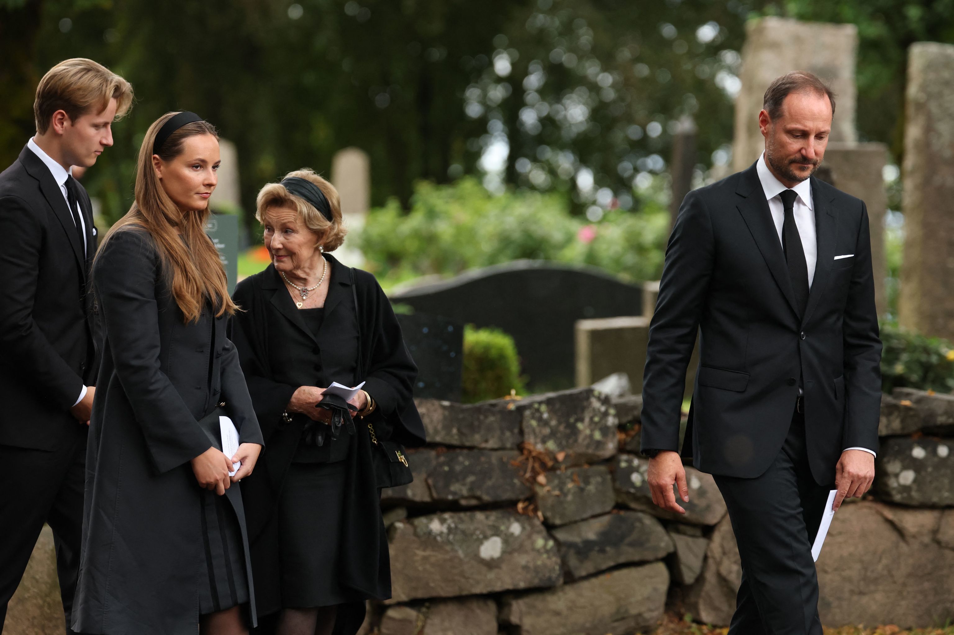 El rey Haakon de Noruega participa en los homenajes a su difunto padre, marcados por la ausencia de Mette-Marit