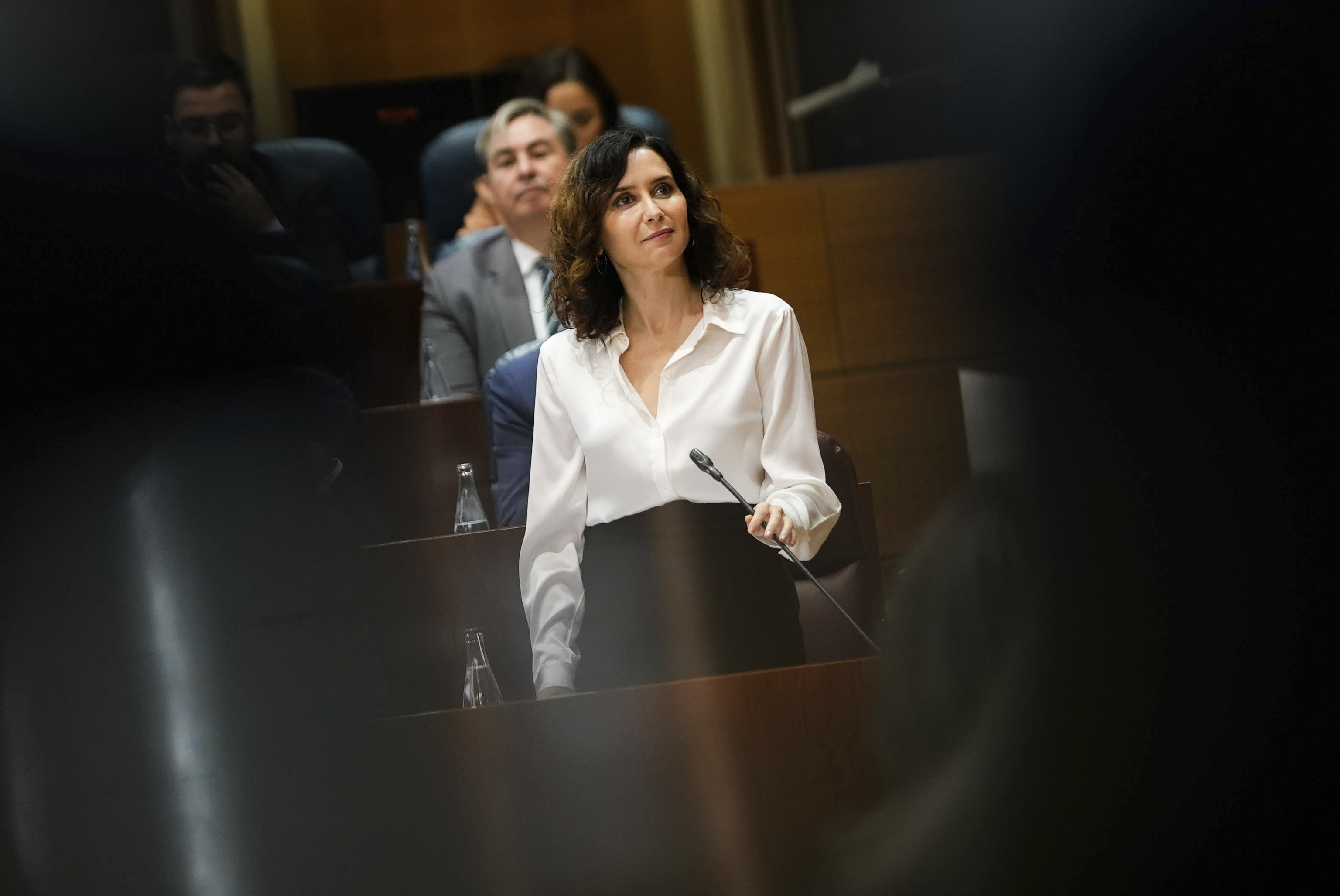 Los cabos sueltos de Ayuso en el último episodio de la legislatura: cómo zanjar la crisis del ático, una huelga en el horizonte y su última aventura electoral en Madrid