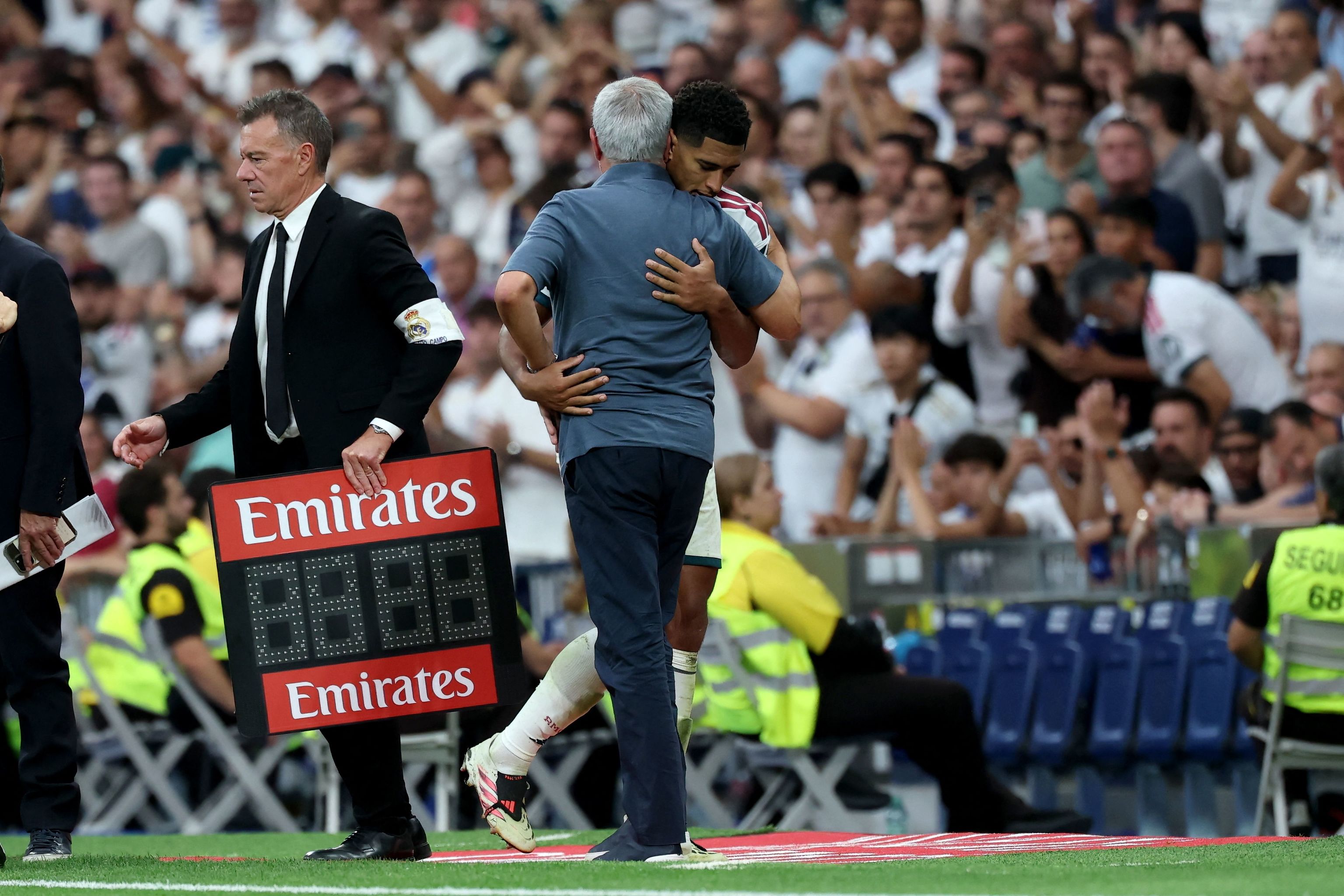 Abrazo de Mou con Bellingham.