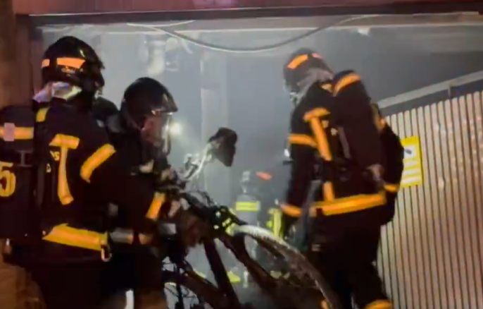 Muere un joven de 25 años al arder varios trasteros en Madrid donde se guardaban bicicletas eléctricas de reparto