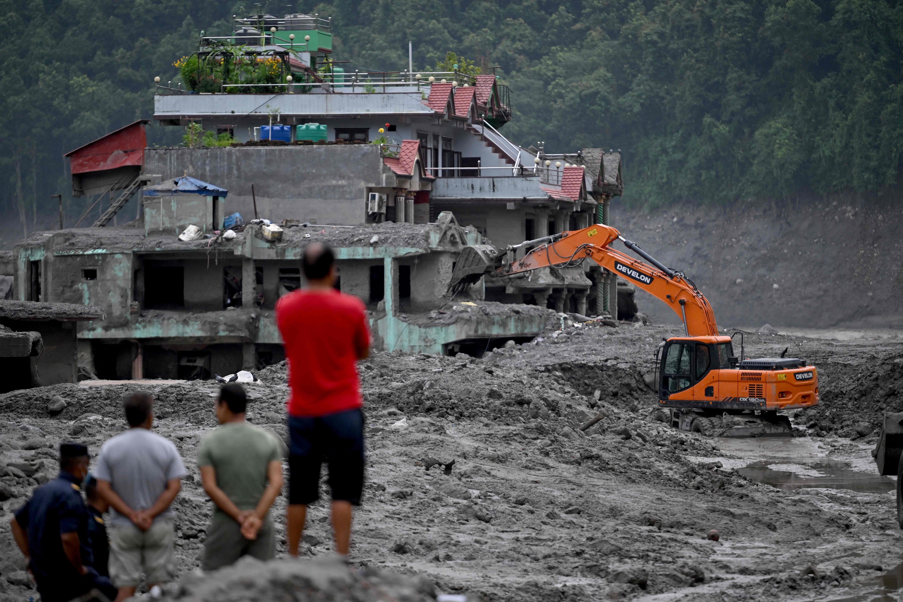 Nepal eleva a 903 los muertos y a 4.247 los desaparecidos de la violenta riada