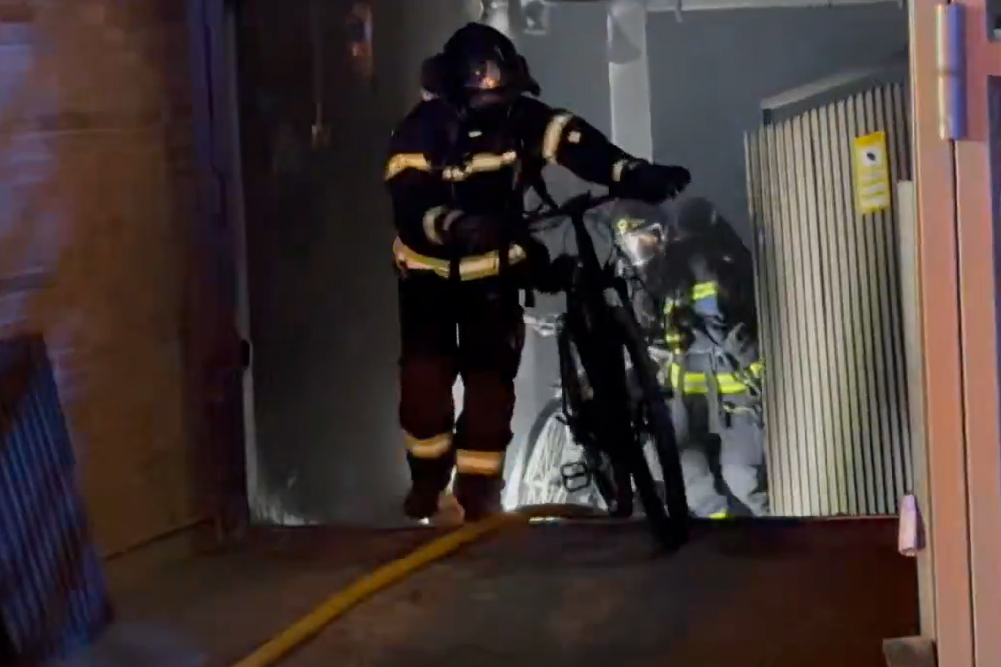 El joven muerto en el incendio de un trastero con bicicletas en Madrid era de Bangladesh e investigan si trabajaba de repartidor
